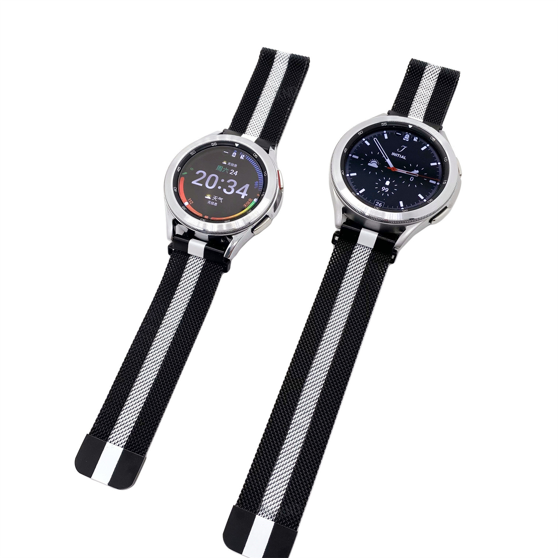 Zwei Smartwatches mit schwarz-weißem Armband, die Uhrzeit und Datum anzeigen.