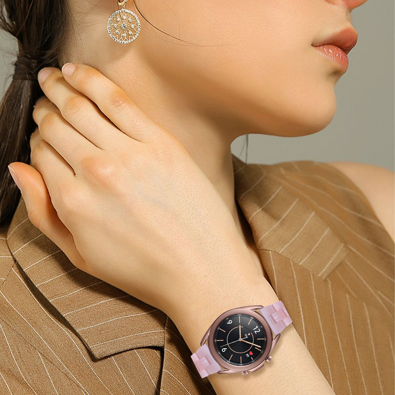 Eine Frau trägt eine pinkfarbene Uhr. Die Uhr hat ein schwarzes Zifferblatt und ein pinkfarbenes Armband.