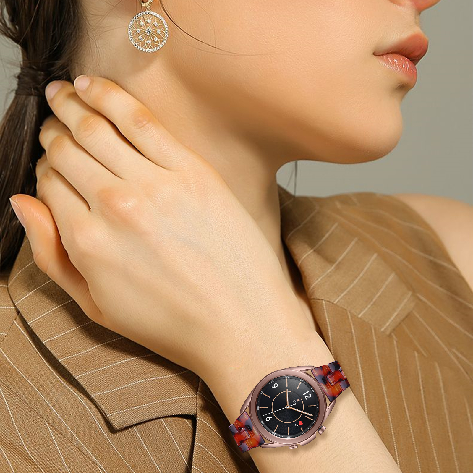 Eine Frau trägt eine Smartwatch mit buntem Armband, Nahaufnahme.