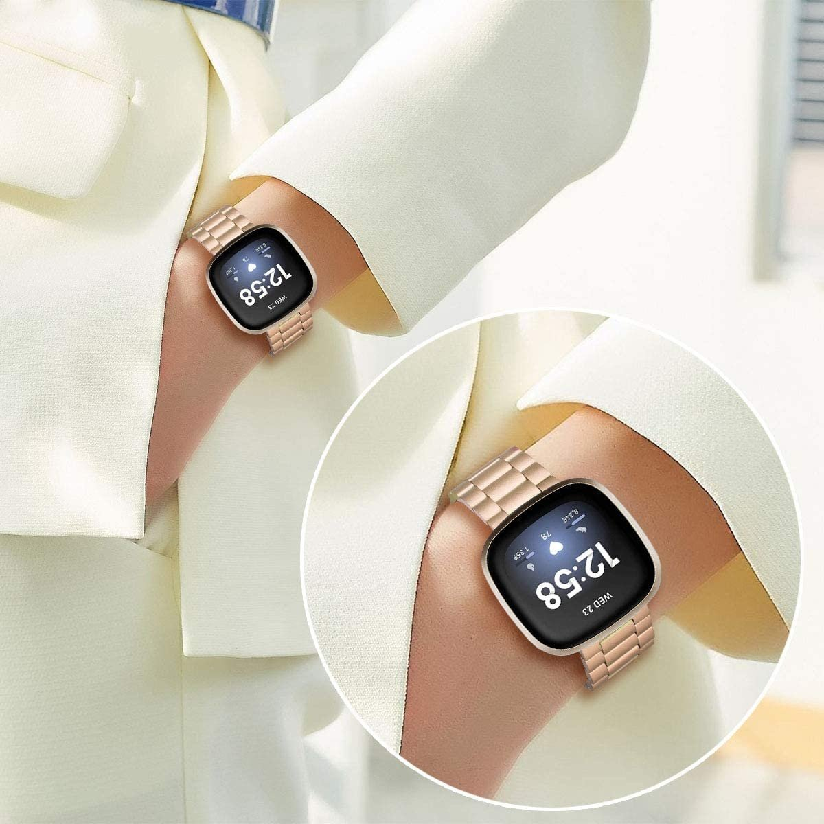 Zwei Frauen mit Smartwatches. Die Uhren zeigen die Uhrzeit, das Datum und ein Herzfrequenzsymbol.