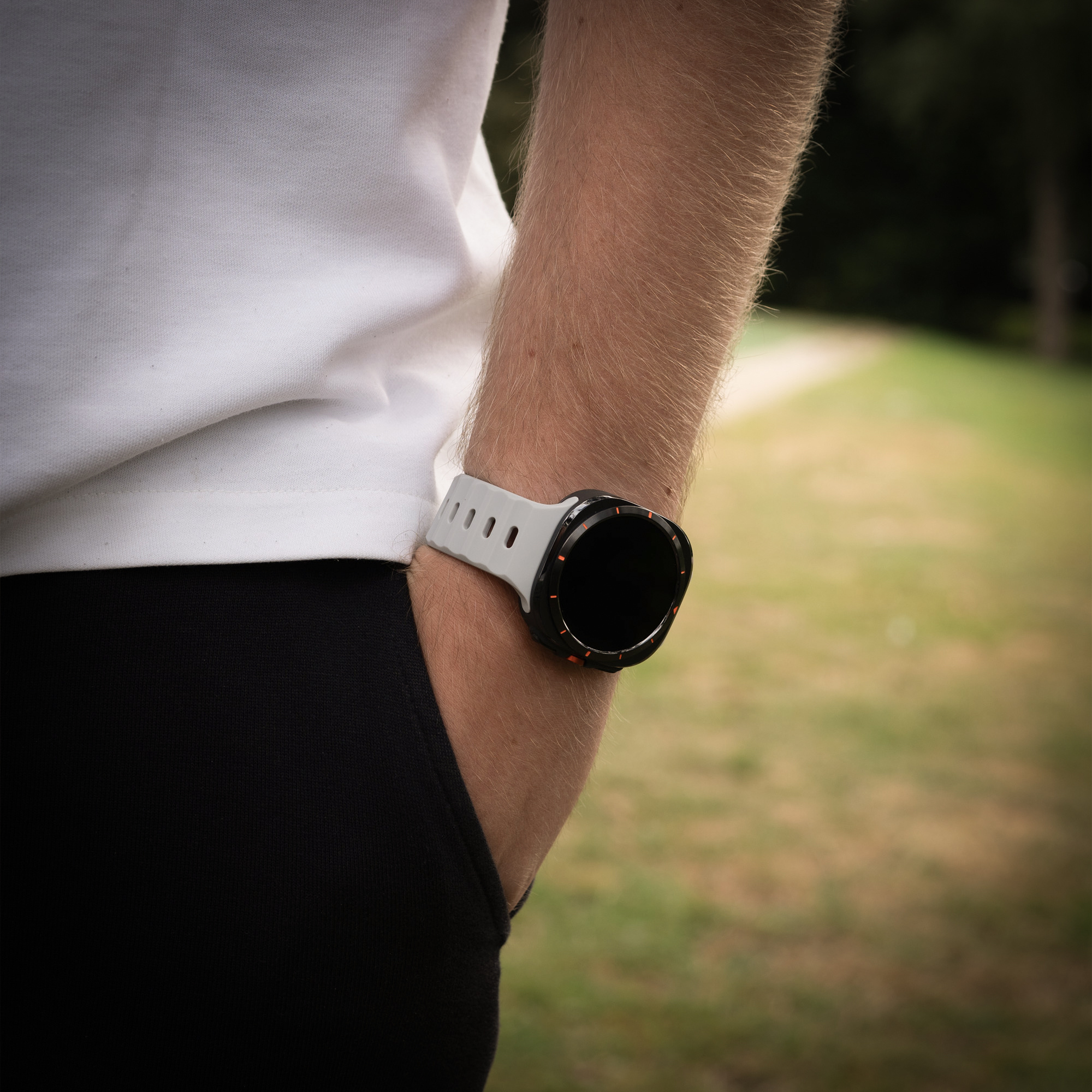 Eine Person, die eine Smartwatch am Handgelenk trägt, die die Uhrzeit anzeigt.