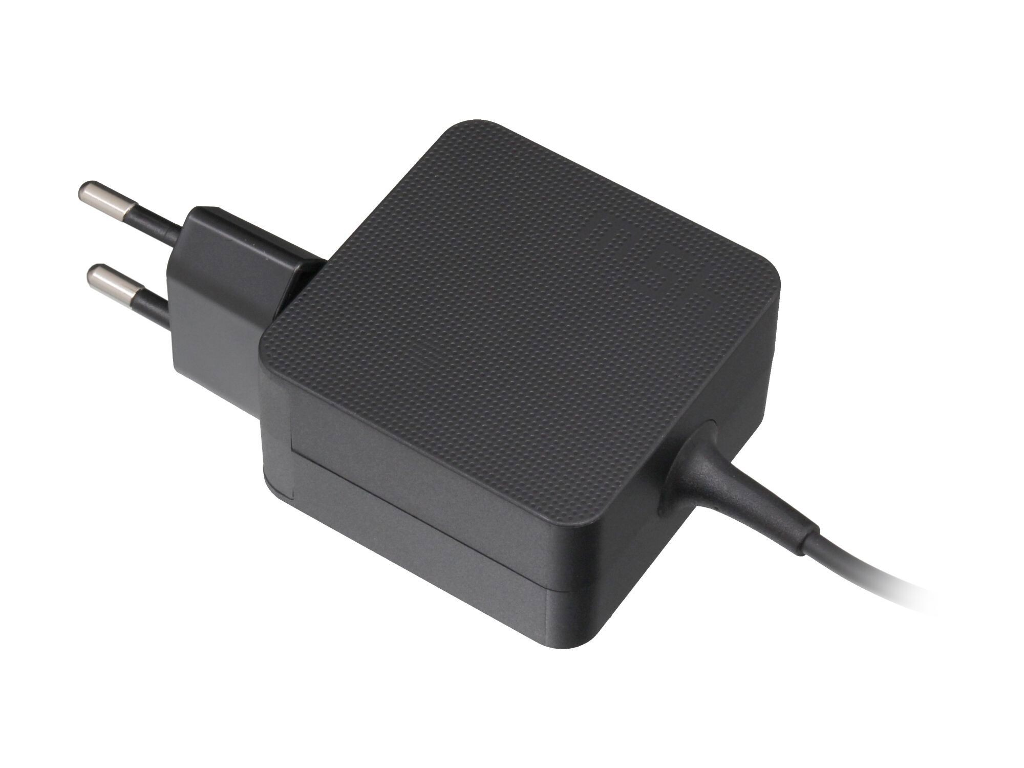 Ein schwarzer Ladeadapter mit Stiften und Kabel, aus einem Winkel vor weißem Hintergrund betrachtet.