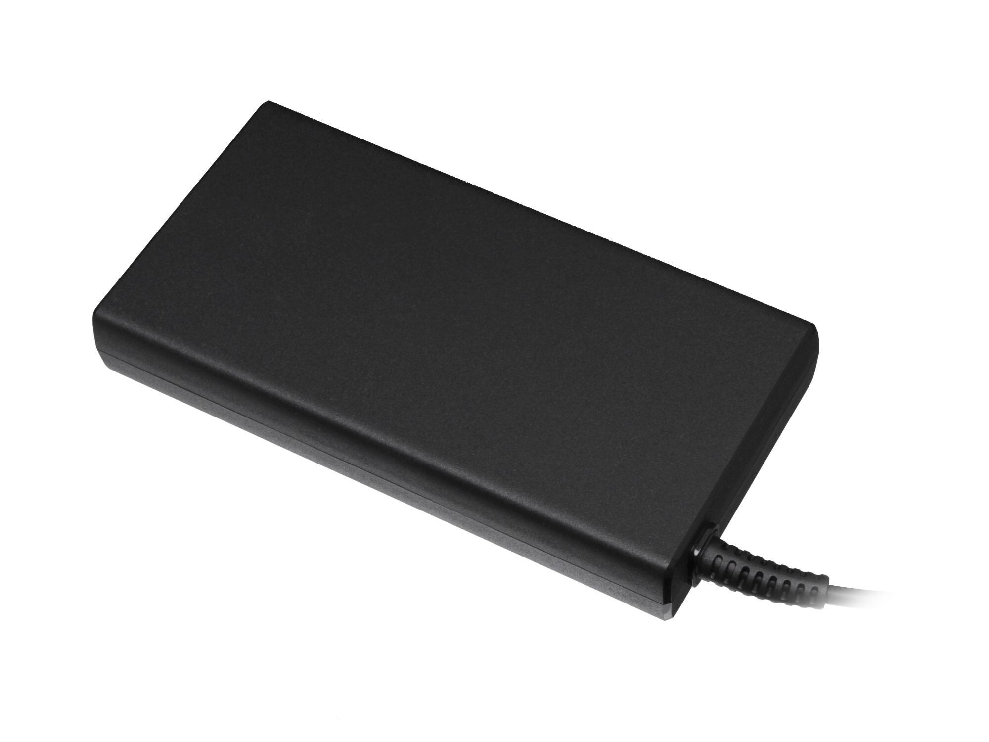 Ein schwarzes Laptop-Ladegerät mit Kabel, das sich nach rechts erstreckt. Es ist rechteckig und hat eine matte Oberfläche.