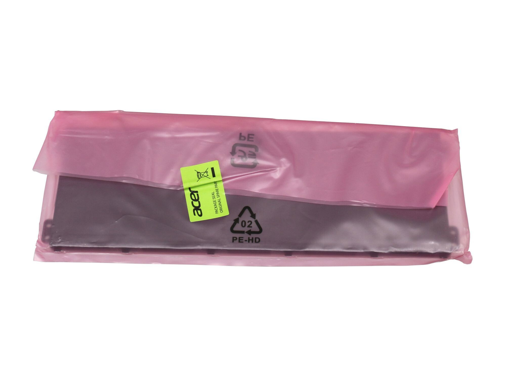 Laptop-Akku in einer rosa Plastiktüte. Ein grüner Aufkleber ist angebracht.