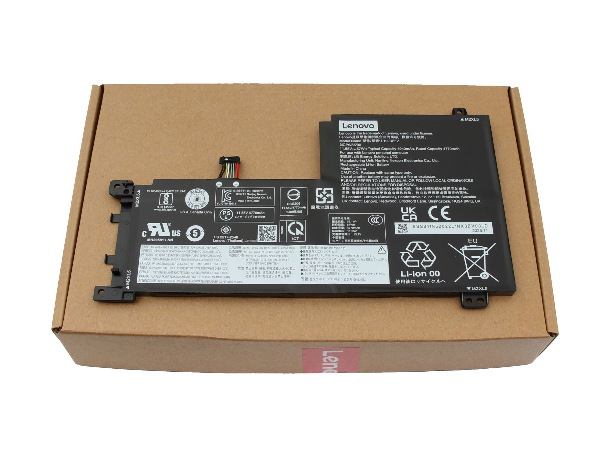 Laptop-Akku in einem Karton mit Lenovo-Logo. Akku mit Etiketten und Aufklebern.