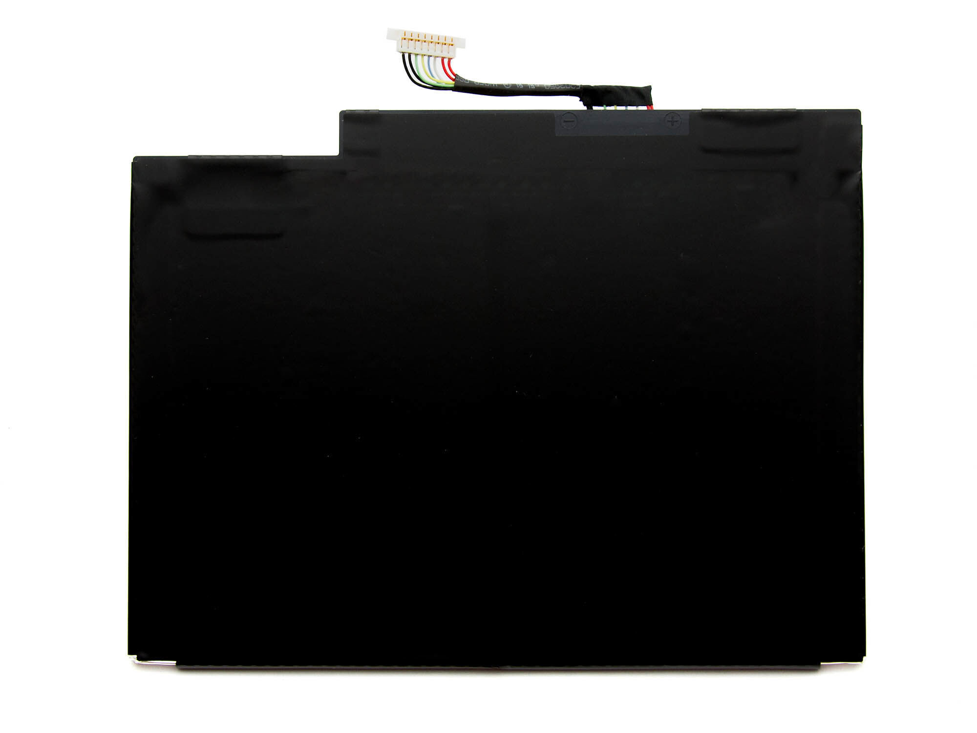 Schwarzer Laptop-Akku. Rechteckige Form mit Stufe oben links. Drähte mit Stecker verlaufen von oben.