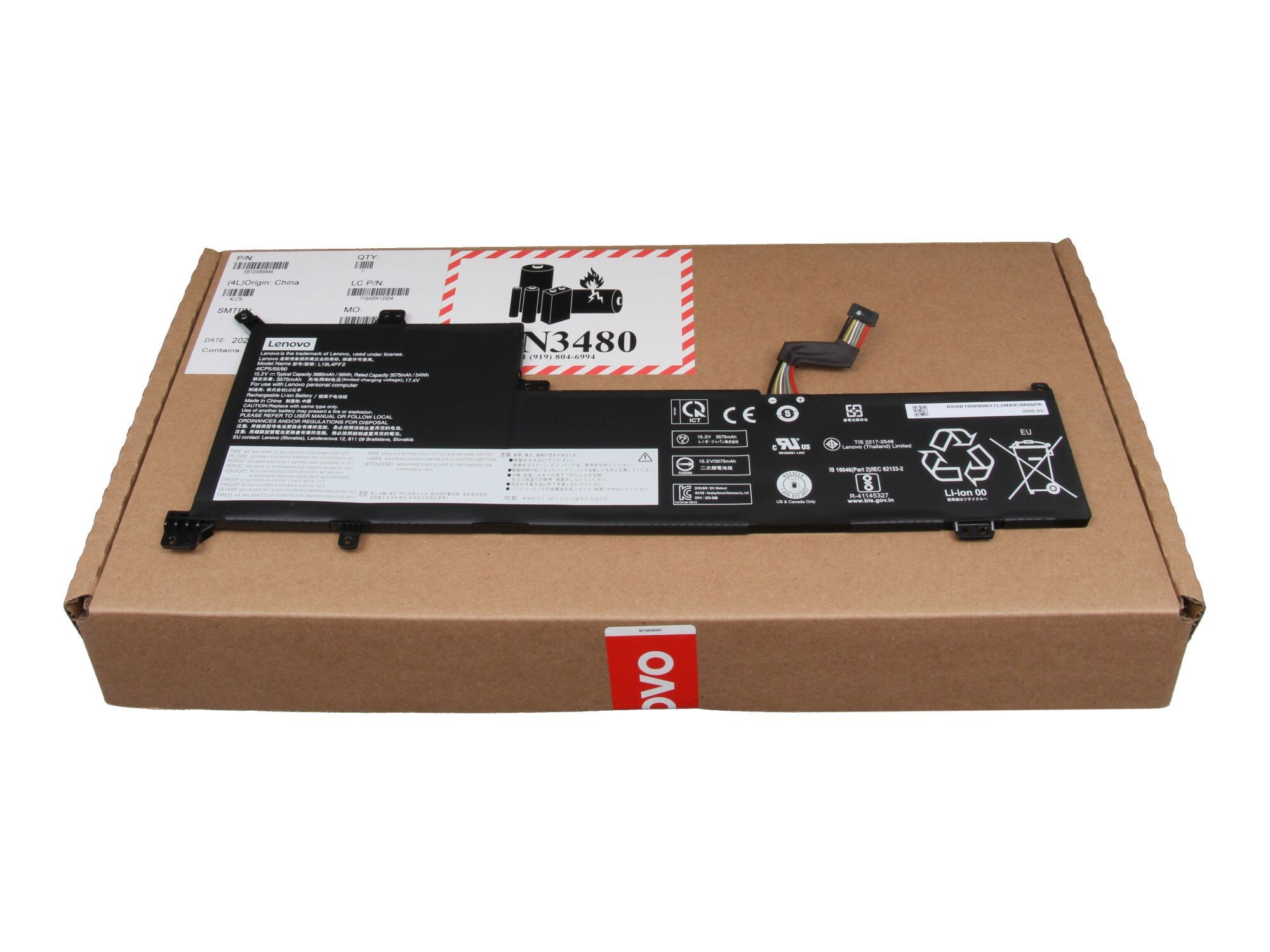 Ein Laptop-Akku auf einem Karton, mit Lenovo-Branding und verschiedenen Etiketten.