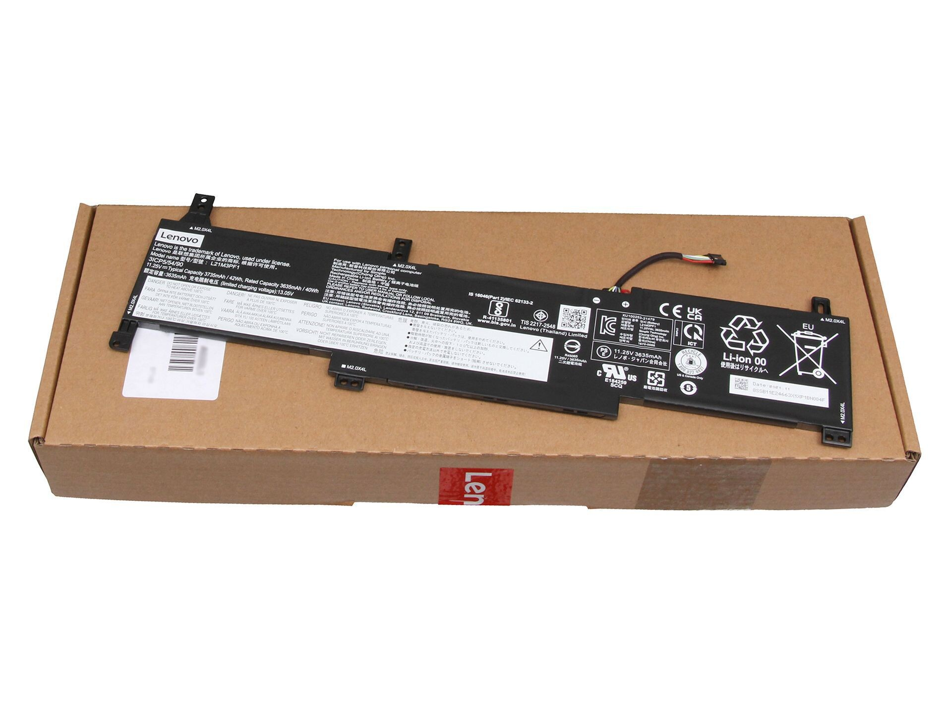 Lenovo Laptop-Akku auf einer Box. Schwarzer Akku, braune Box, weißer Hintergrund.