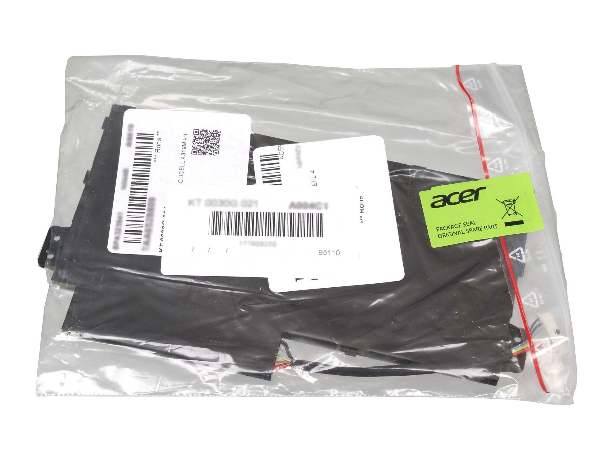 Laptop-Akku in einer durchsichtigen Plastiktüte mit Etiketten, einem grünen Acer-Aufkleber. Weißer Hintergrund.