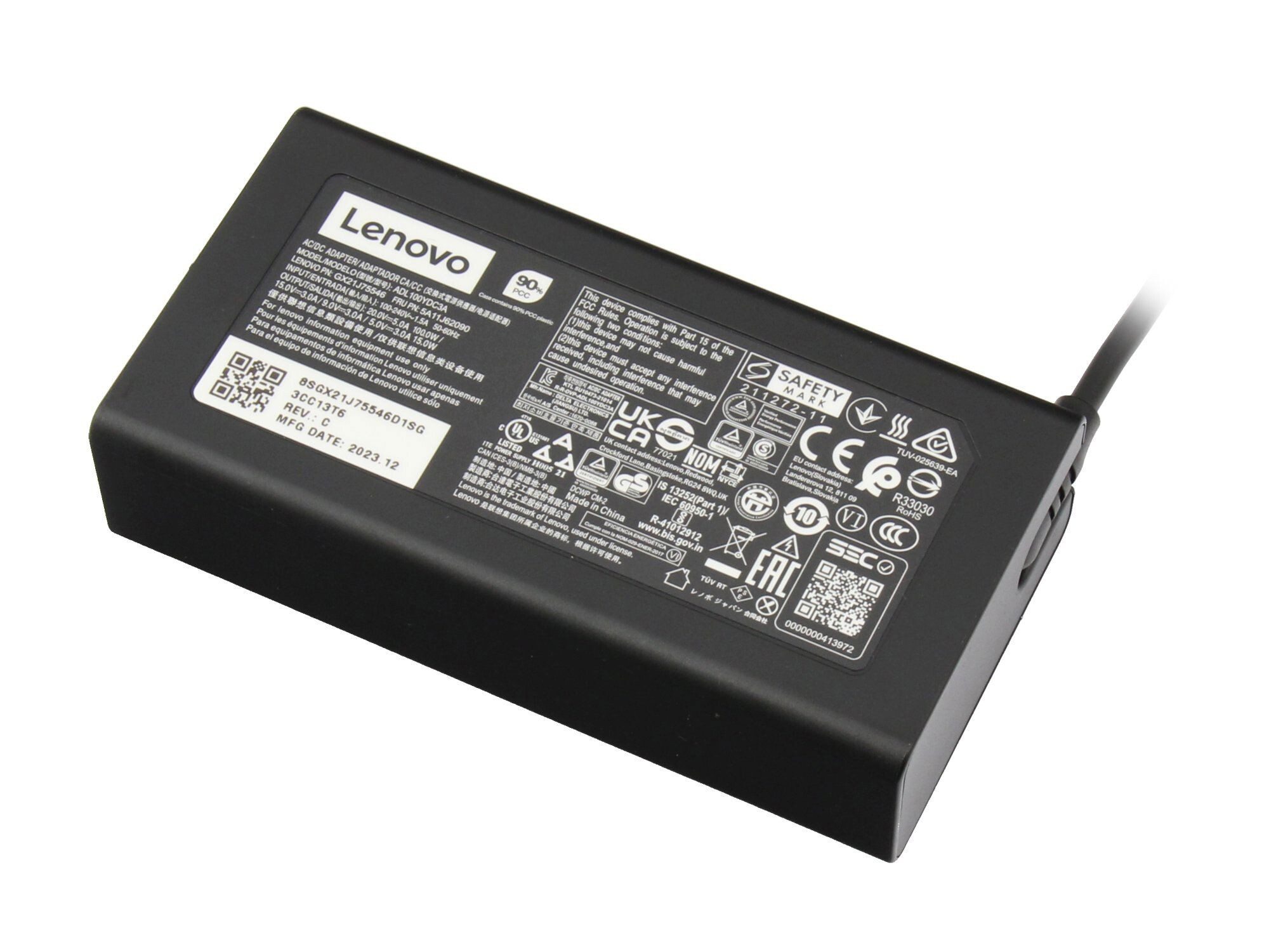 Ein schwarzes Lenovo-Netzteil mit Etiketten und Netzkabel, abgewinkelt auf weißem Hintergrund.