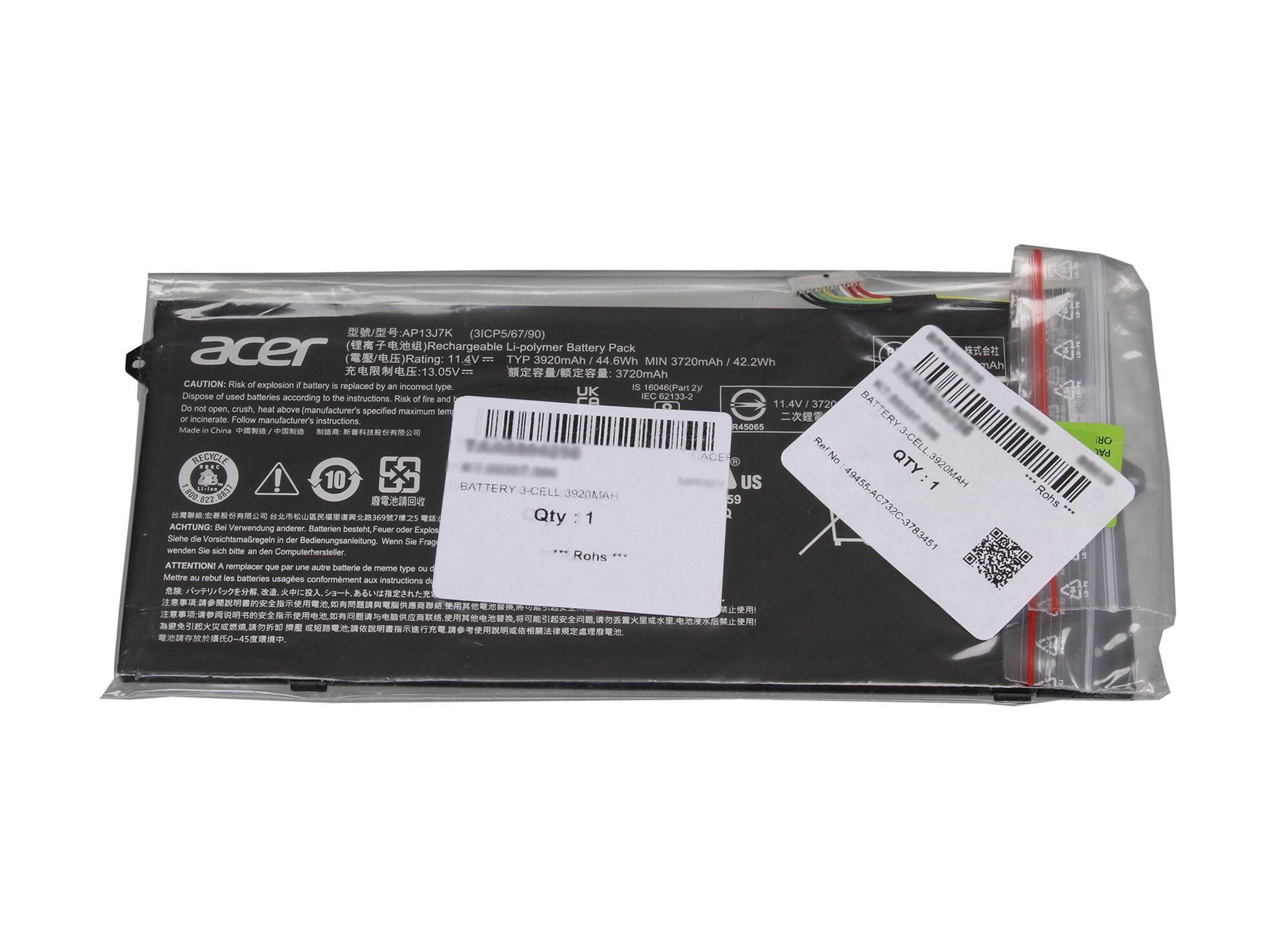 Laptop-Akku in Kunststoffverpackung, mit Etiketten und weißem Hintergrund.