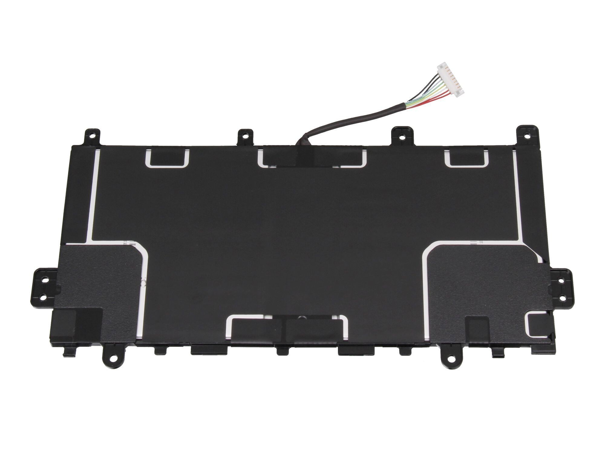 Schwarzer Laptop-Akku mit schwarzem Kabel und weißem Stecker. Auf weißem Hintergrund.