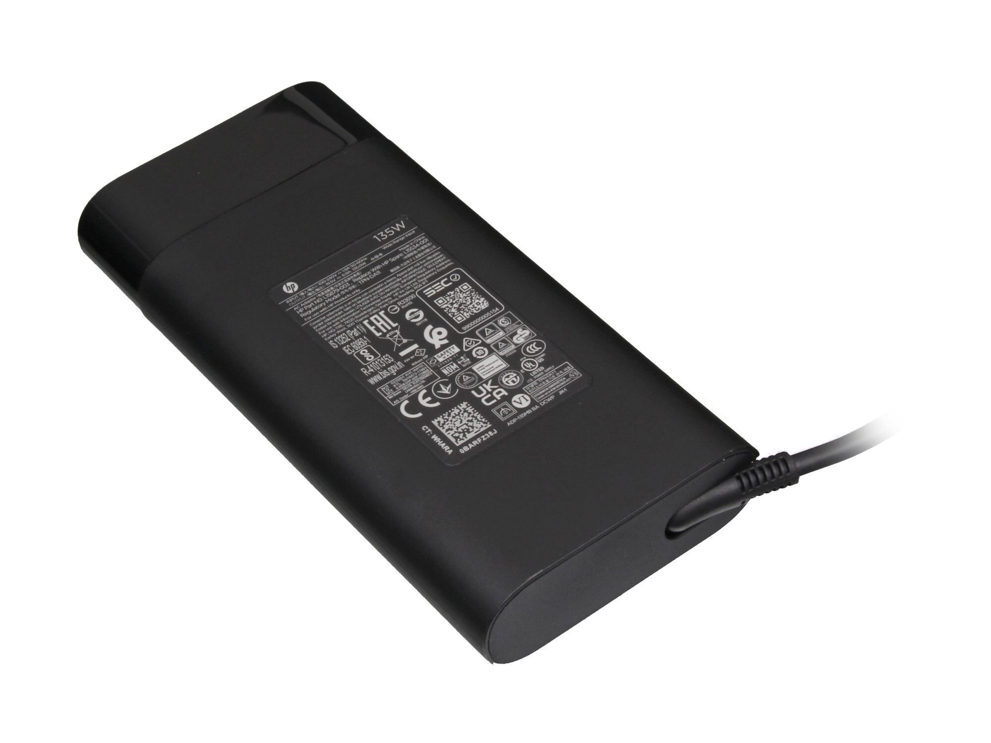 Schwarzes HP Laptop-Netzteil. Etikett und Details sichtbar. Schräge Ansicht. Weißer Hintergrund.