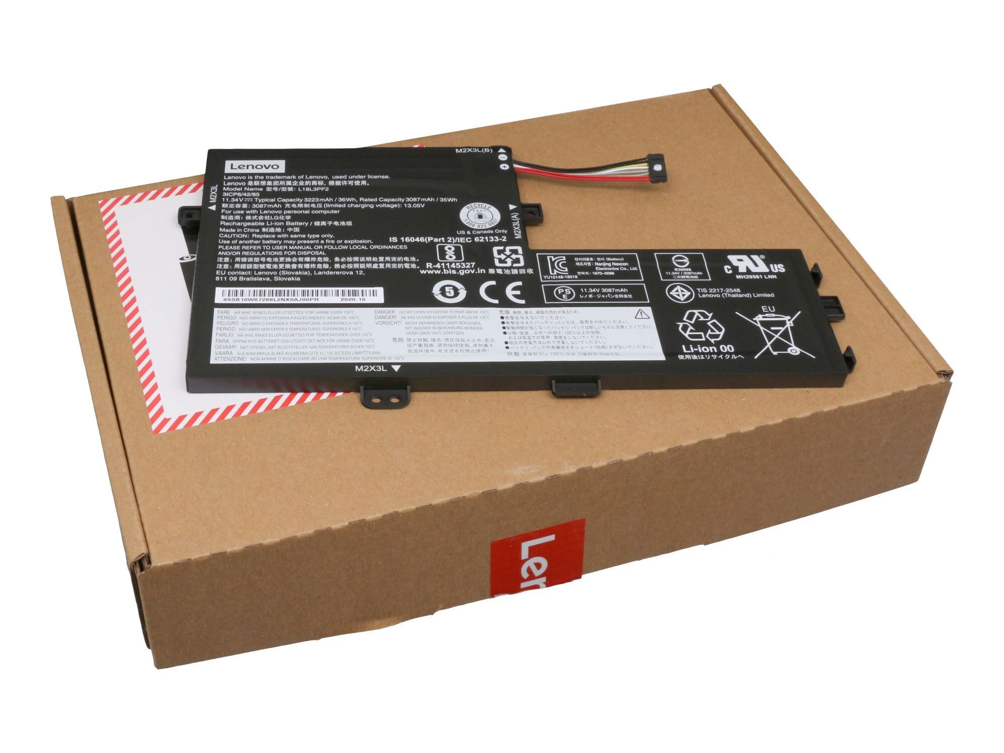 Laptop-Akkus in einer Box. Lenovo-Etikett auf der Box. Weißer Hintergrund.