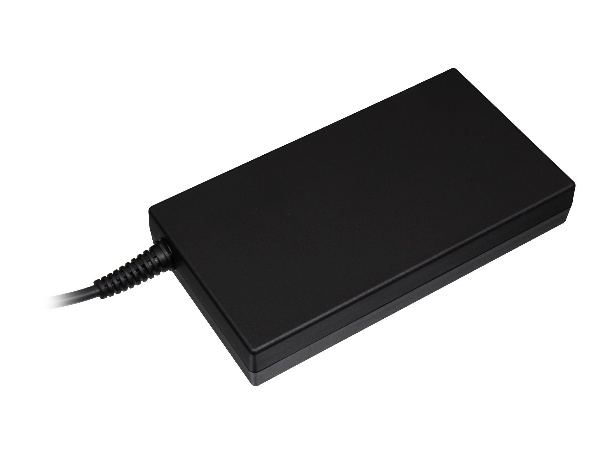 Schwarzes Laptop-Ladegerät. Rechteckige Form mit Kabel. Isoliert auf weißem Hintergrund.