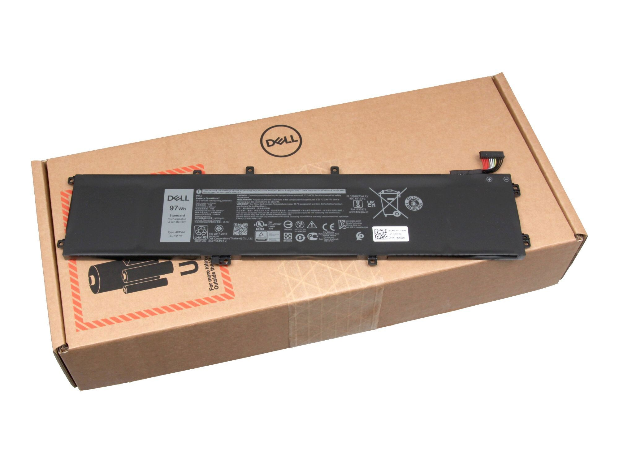 Laptop-Akku in einer Box. Akku hat Etiketten. Weißer Hintergrund.