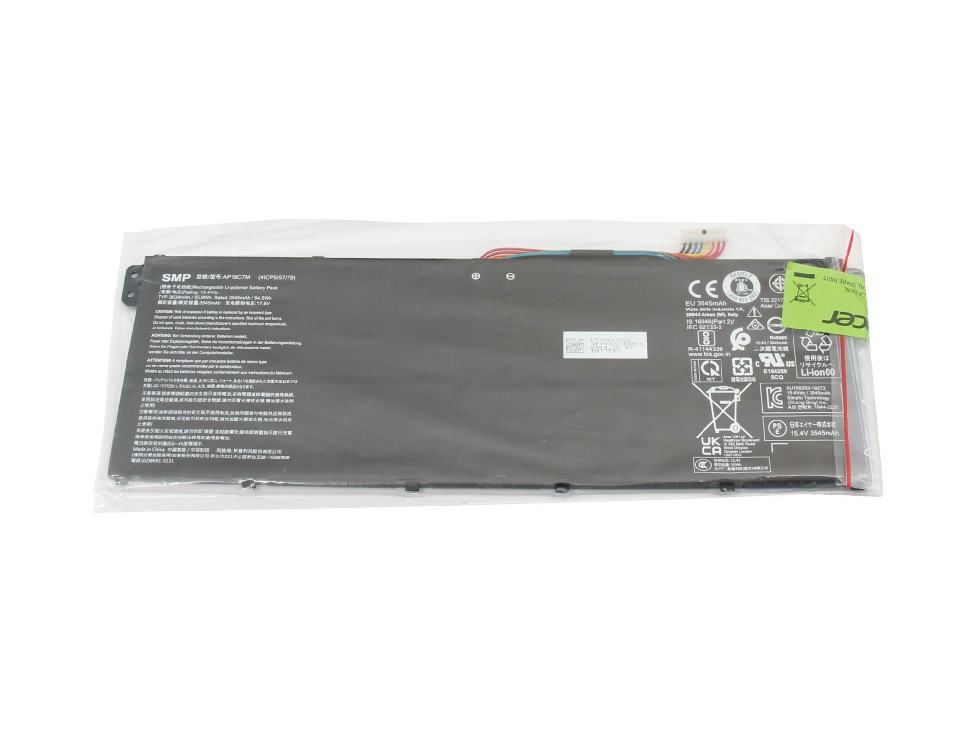 Laptop-Akku in Kunststoffverpackung. Schwarzer Akku, mit Etiketten, auf weißem Hintergrund.