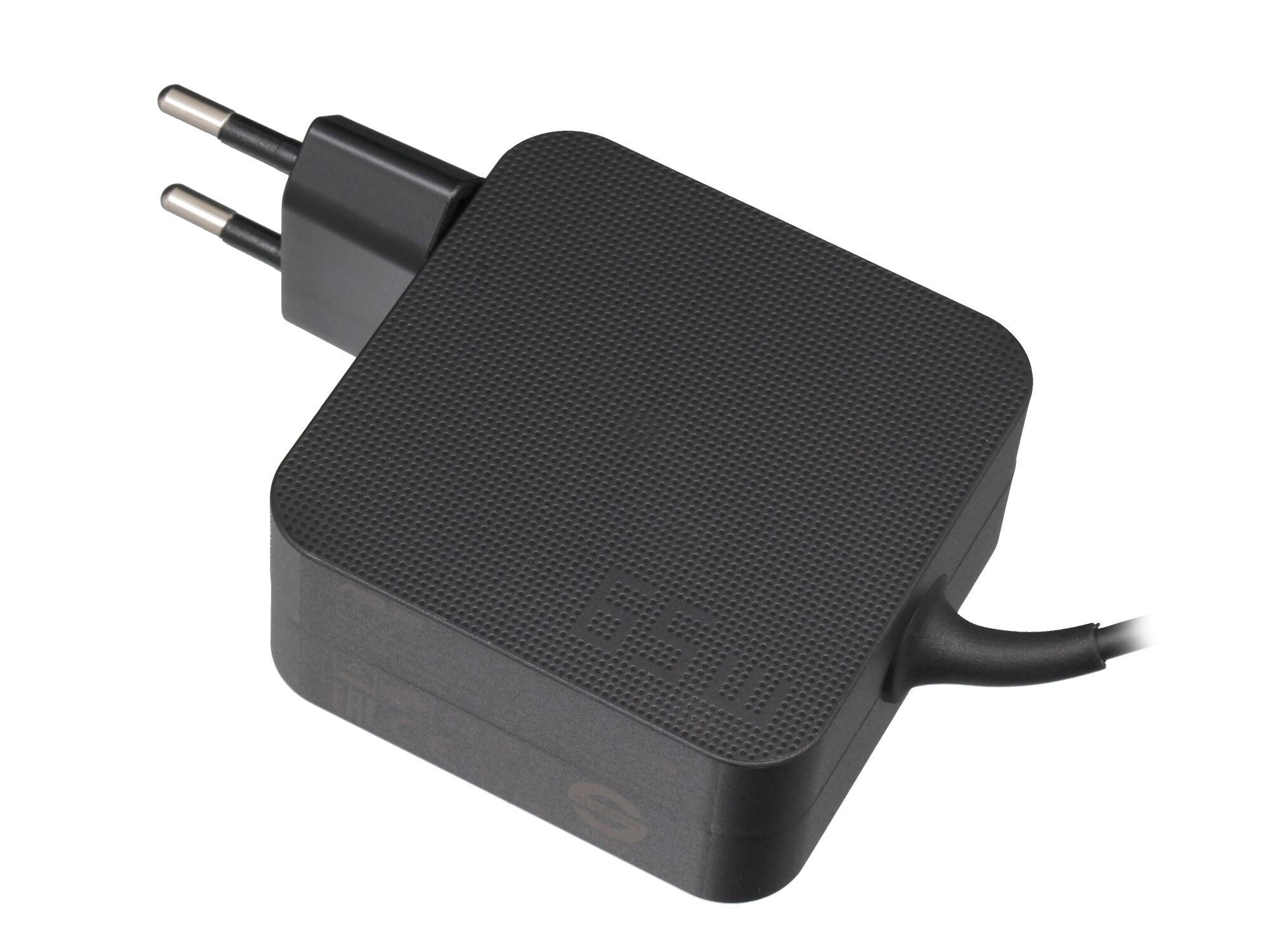 Schwarzes Ladegerät mit Stecker, weißer Hintergrund. Es hat eine strukturierte Oberfläche.
