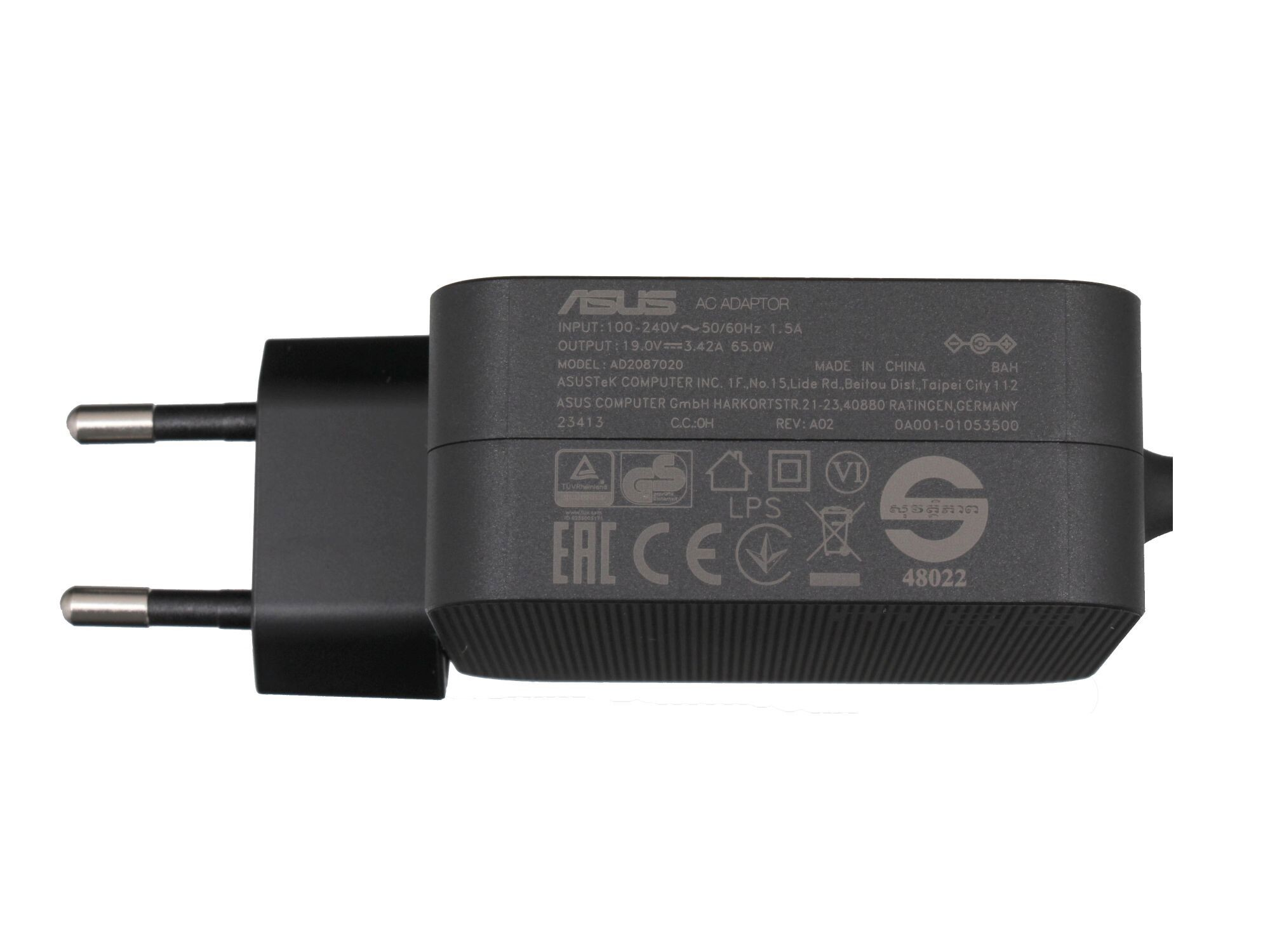 Asus-Netzteil. Schwarz mit Netzstecker und Info-Etiketten.