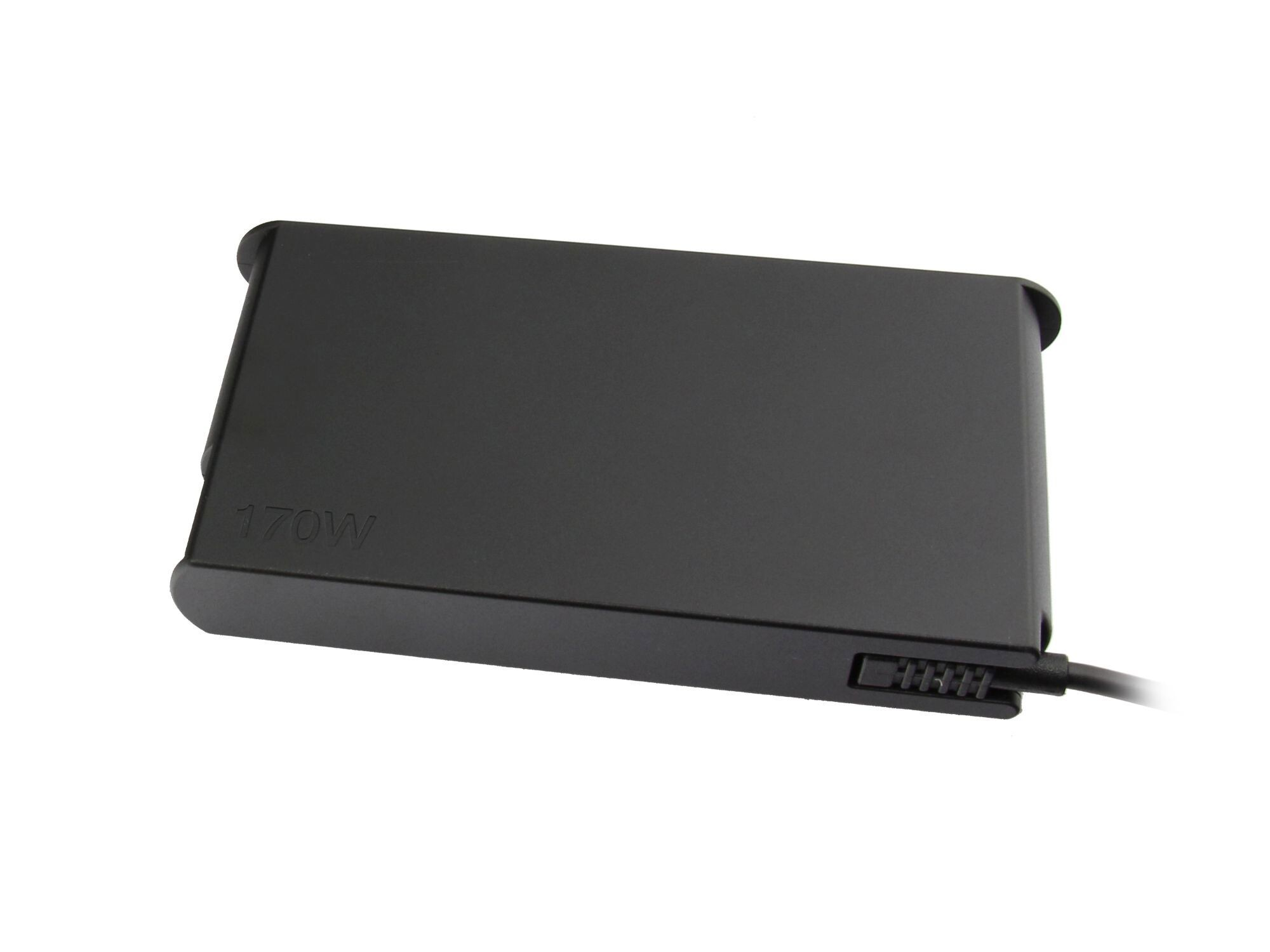 Schwarzes Laptop-Netzteil, abgewinkelt, mit 170W-Etikett. Schwarzes Kabel angeschlossen. Weißer Hintergrund.