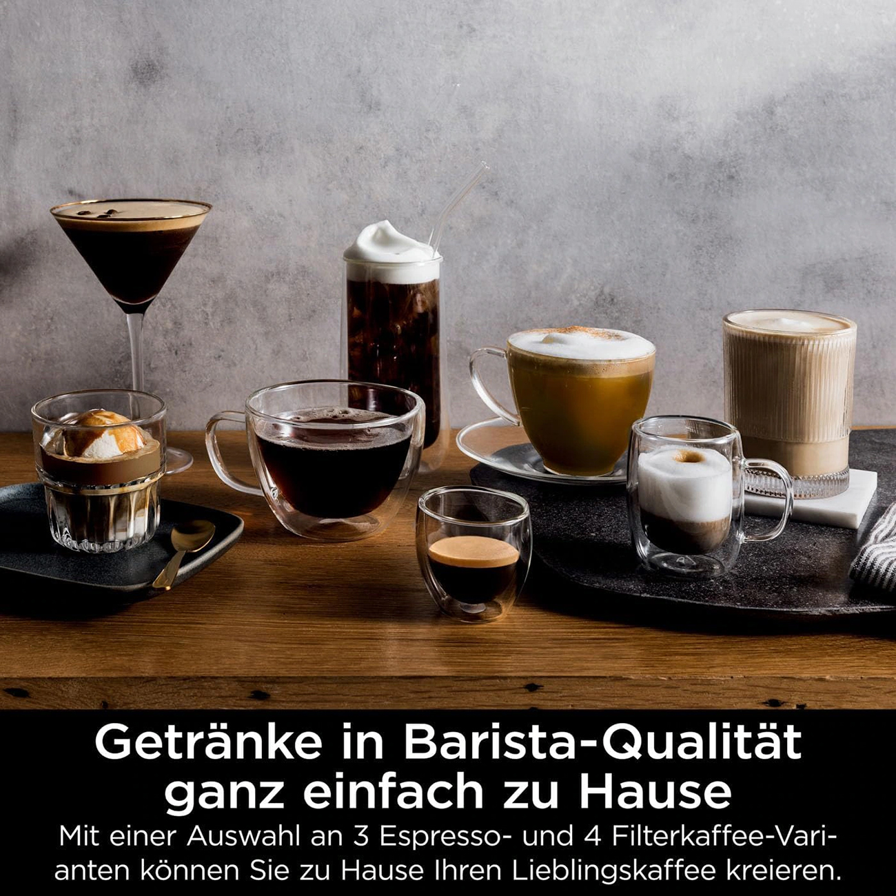Różne napoje kawowe w stylu barista w szklankach na drewnianym stole. Tekst po niemiecku.