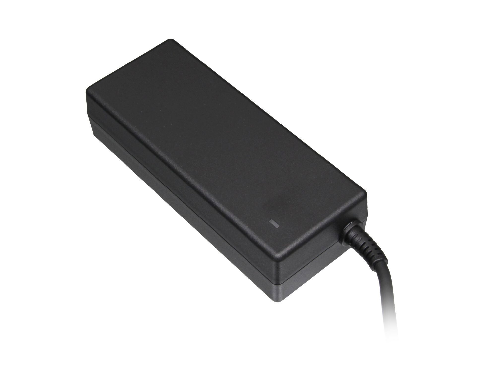 Schwarzes rechteckiges Netzteil mit schwarzem Kabel auf weißem Hintergrund.