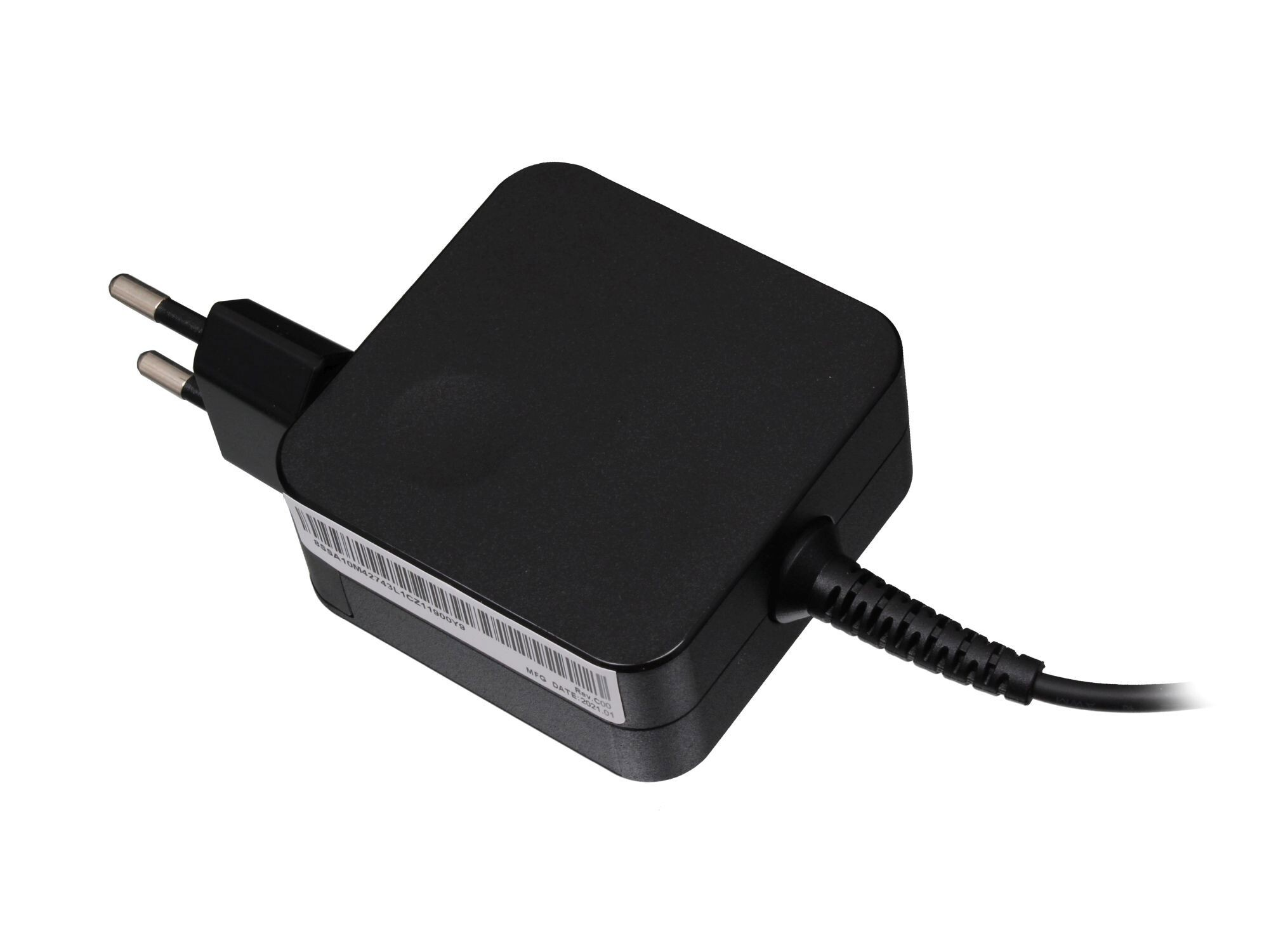 Ein schwarzes Netzteil mit einem Netzstecker. Weißer Hintergrund.