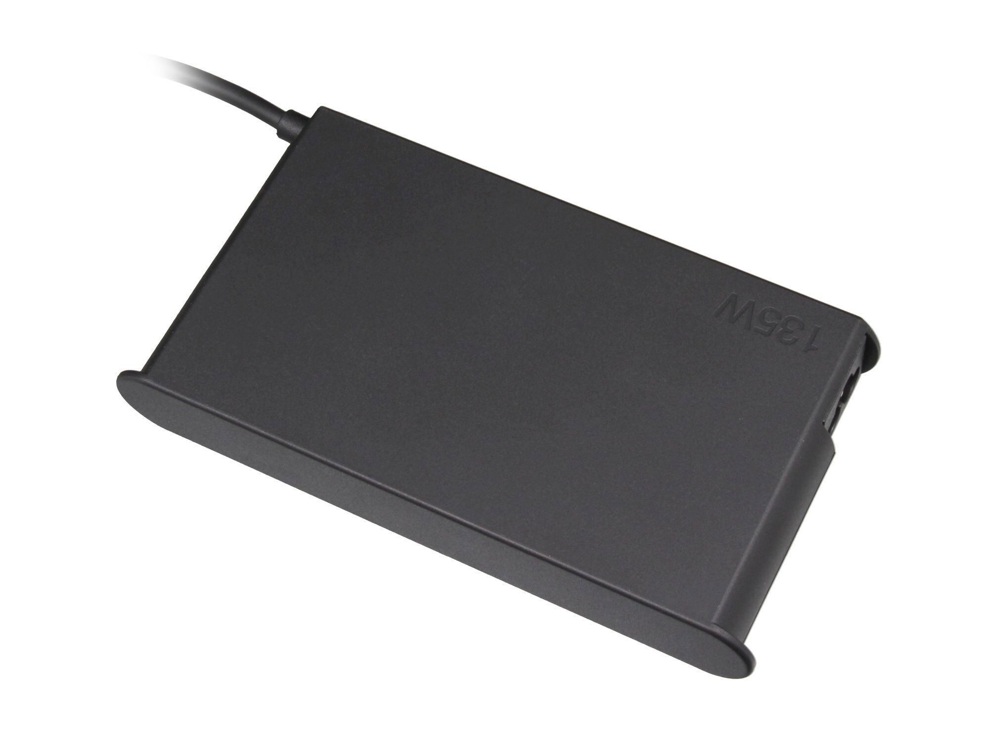 Schwarzes Laptop-Netzteil. Schwarze, rechteckige Form mit abgerundeten Kanten und 135W.