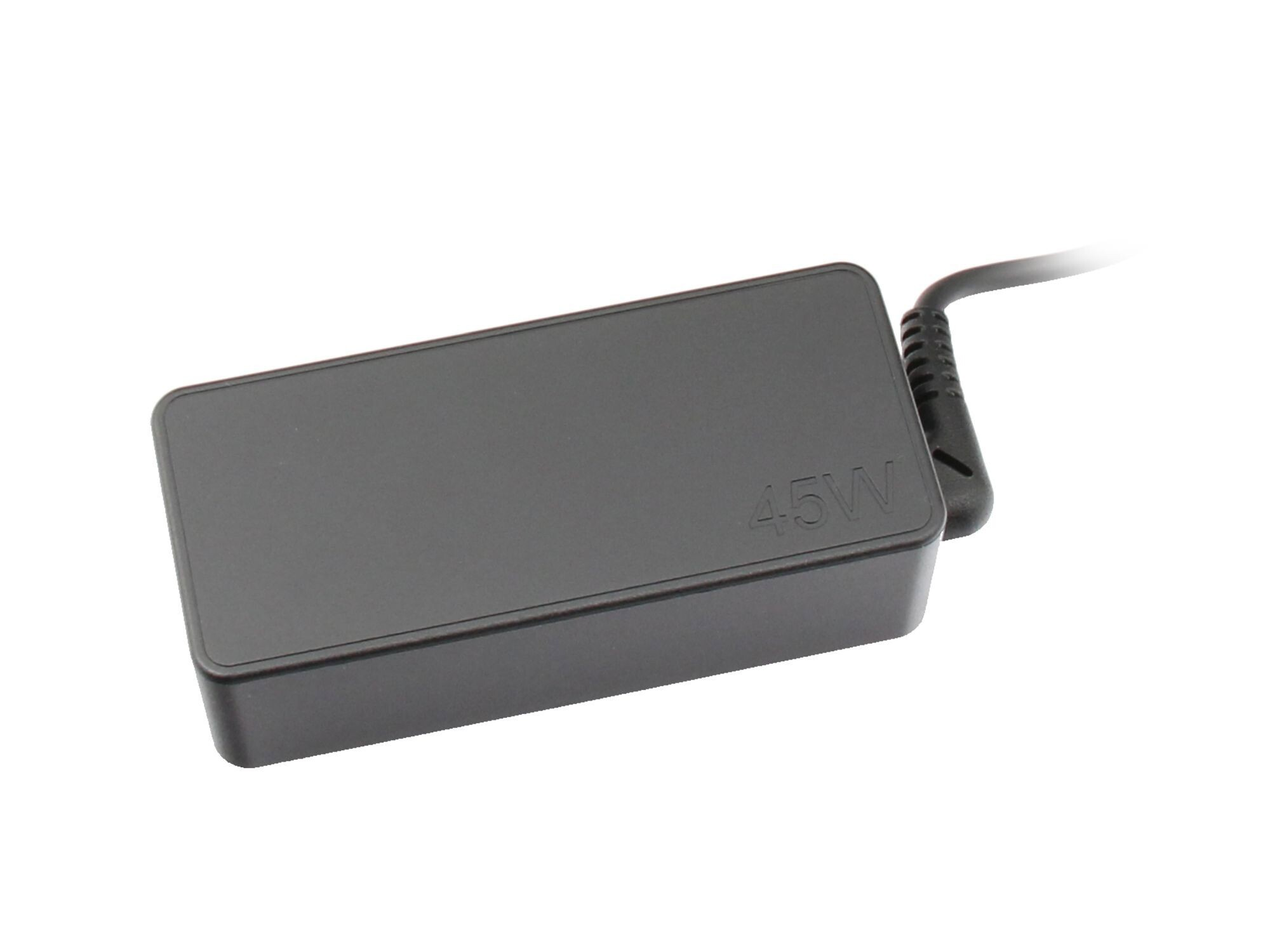Schwarzes 45-W-Laptop-Ladegerät auf weißem Hintergrund. Angesicht. Hat ein Kabel.