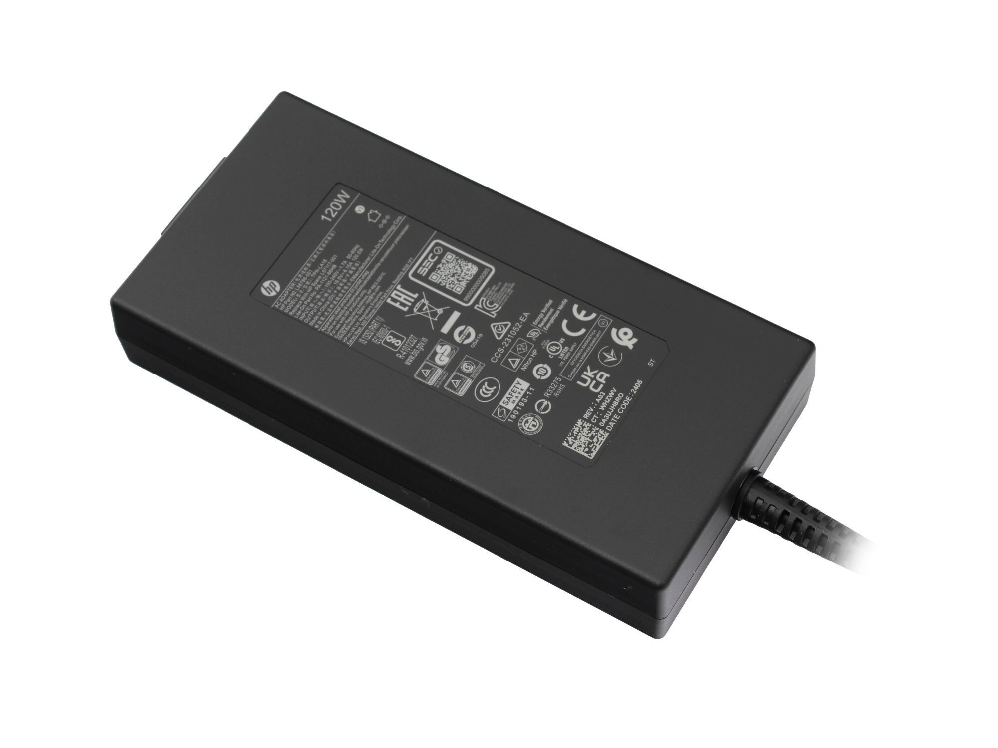 Schwarzes HP-Netzteil mit Etiketten und angeschlossenem Kabel auf weißem Grund.