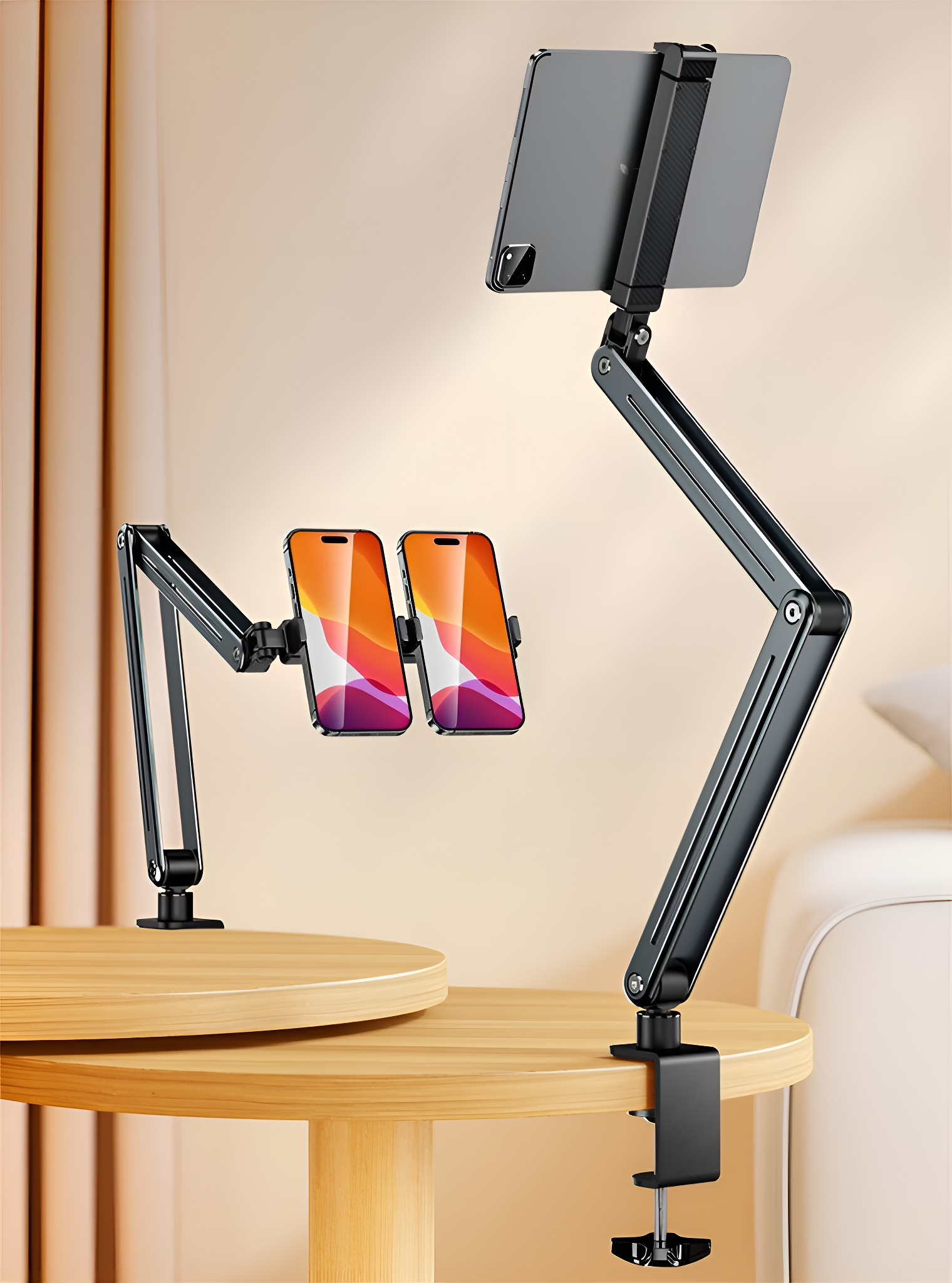 Tablet und zwei Telefone sind auf einem schwarzen, verstellbaren Ständer auf einem Holztisch montiert.