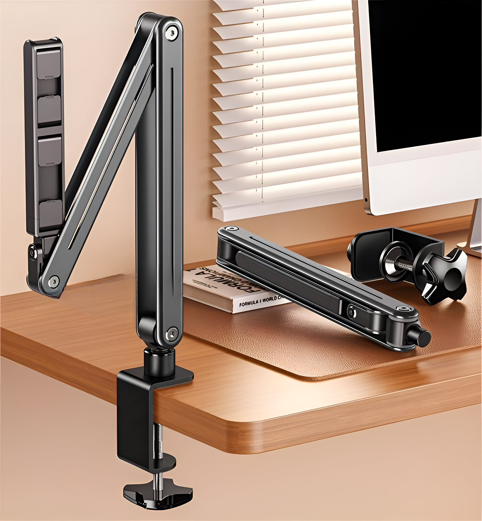 Ein schwarzer und silberner Monitorarm mit Klemme und Schreibtisch, mit Monitor im Hintergrund.