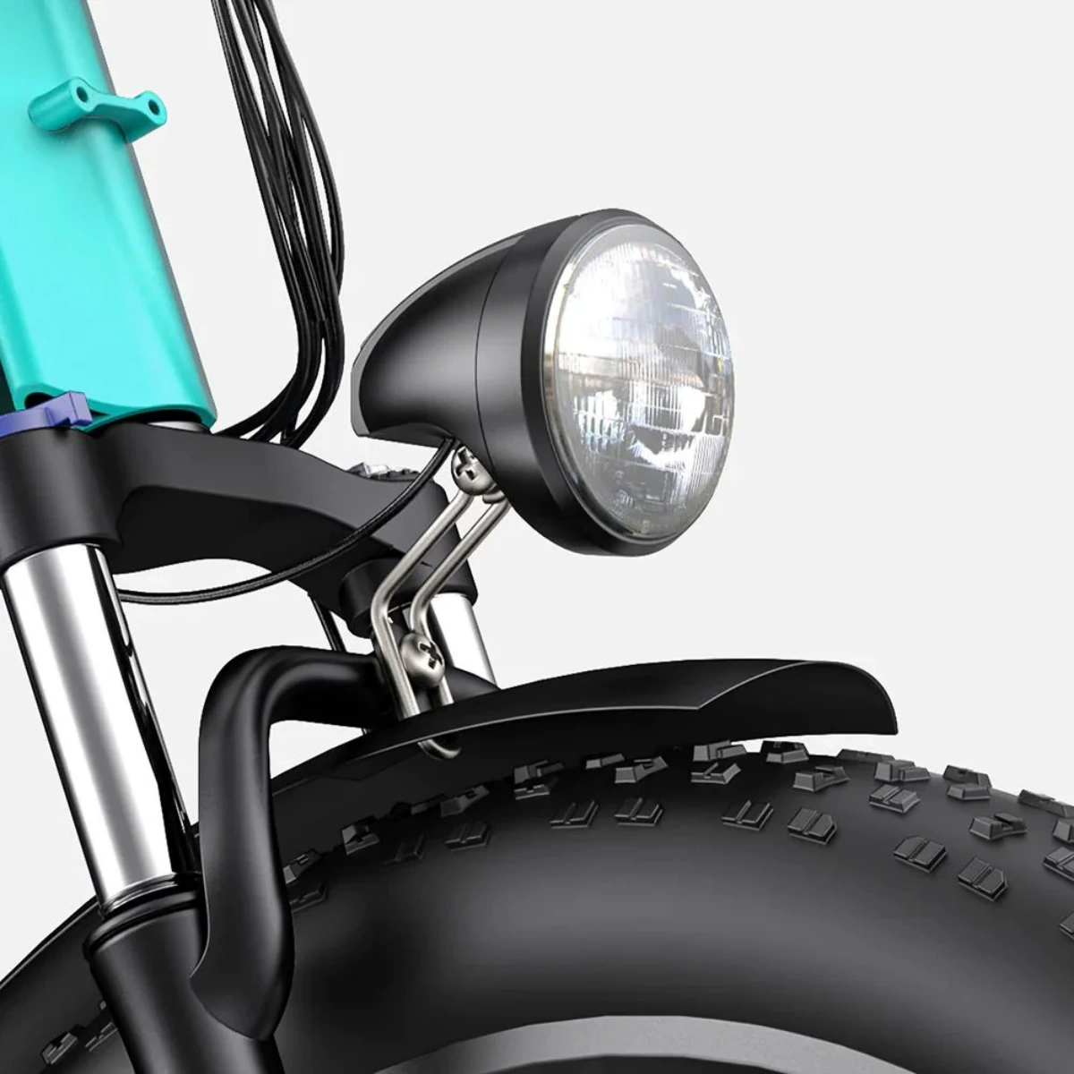 Primer plano de un faro y neumático de bicicleta. Faro negro, neumático negro y marco azul.