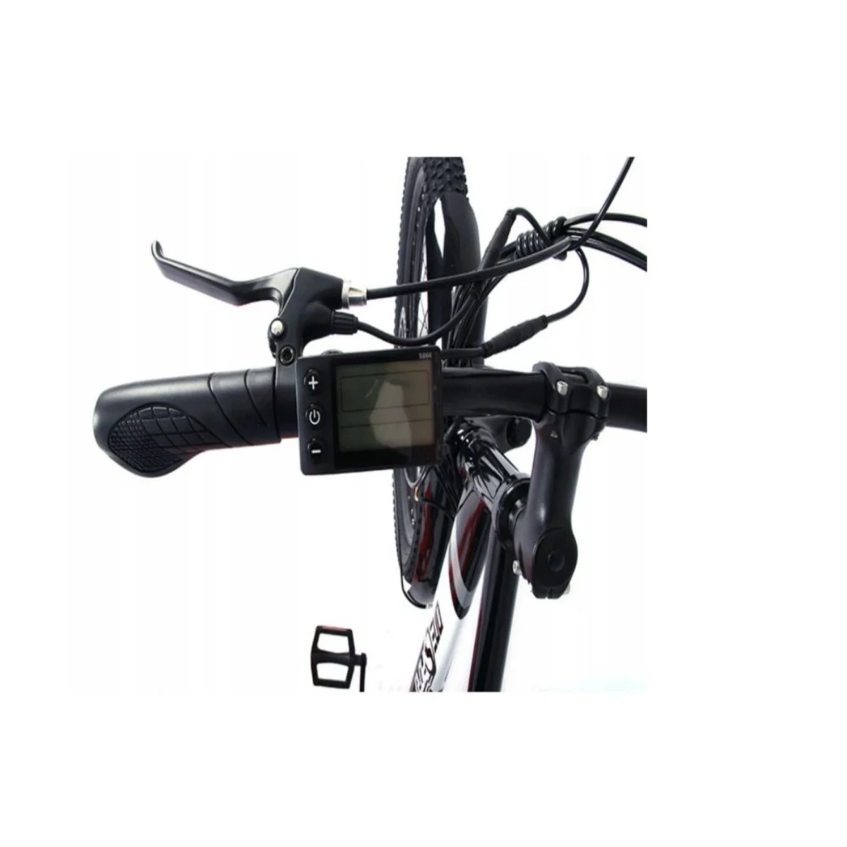 Un primo piano del manubrio di una bici elettrica in bianco e nero, con schermo e comandi.