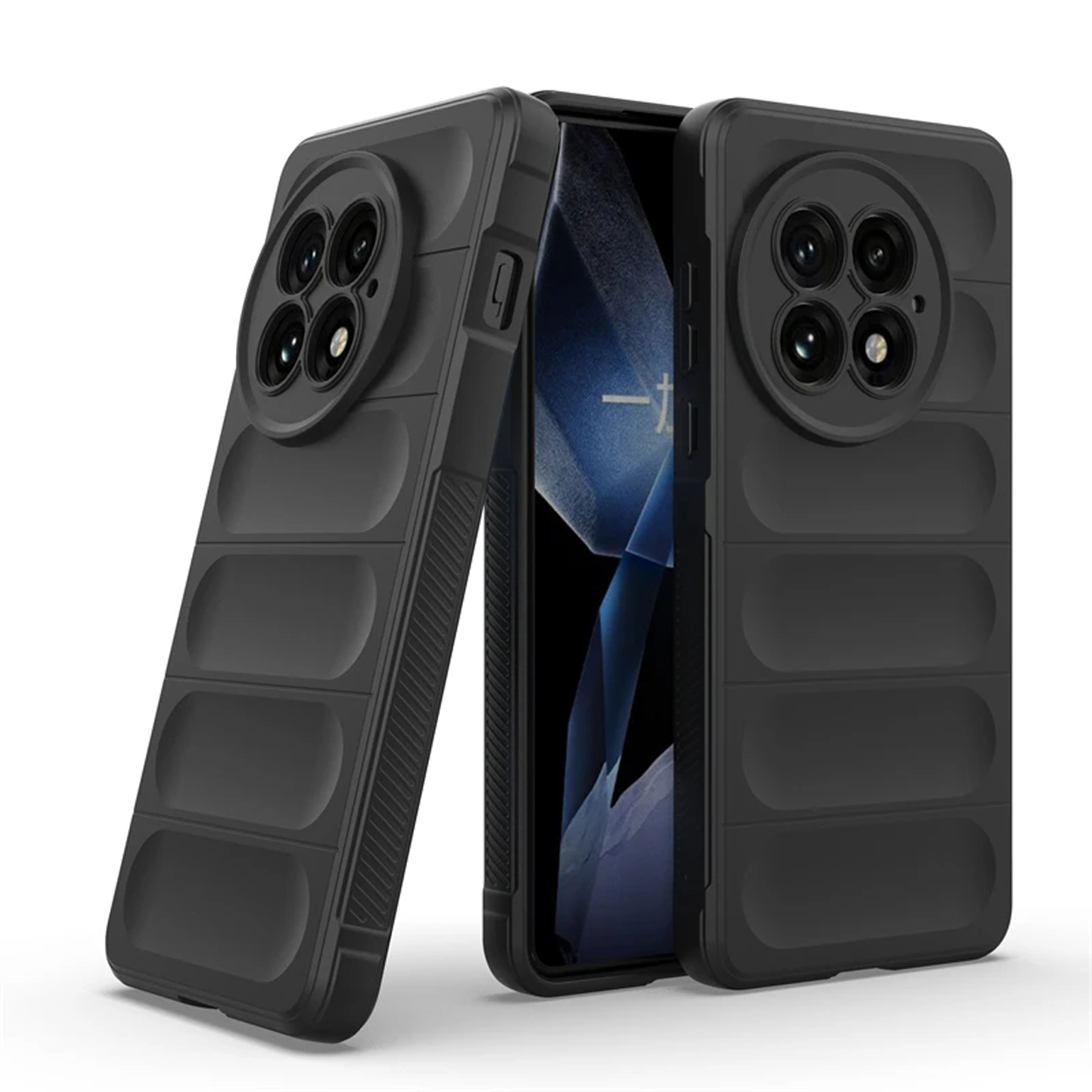 Zwarte telefoonhoesjes met camera-uitsparingen, gestapeld met een telefoon ertussen, op wit.