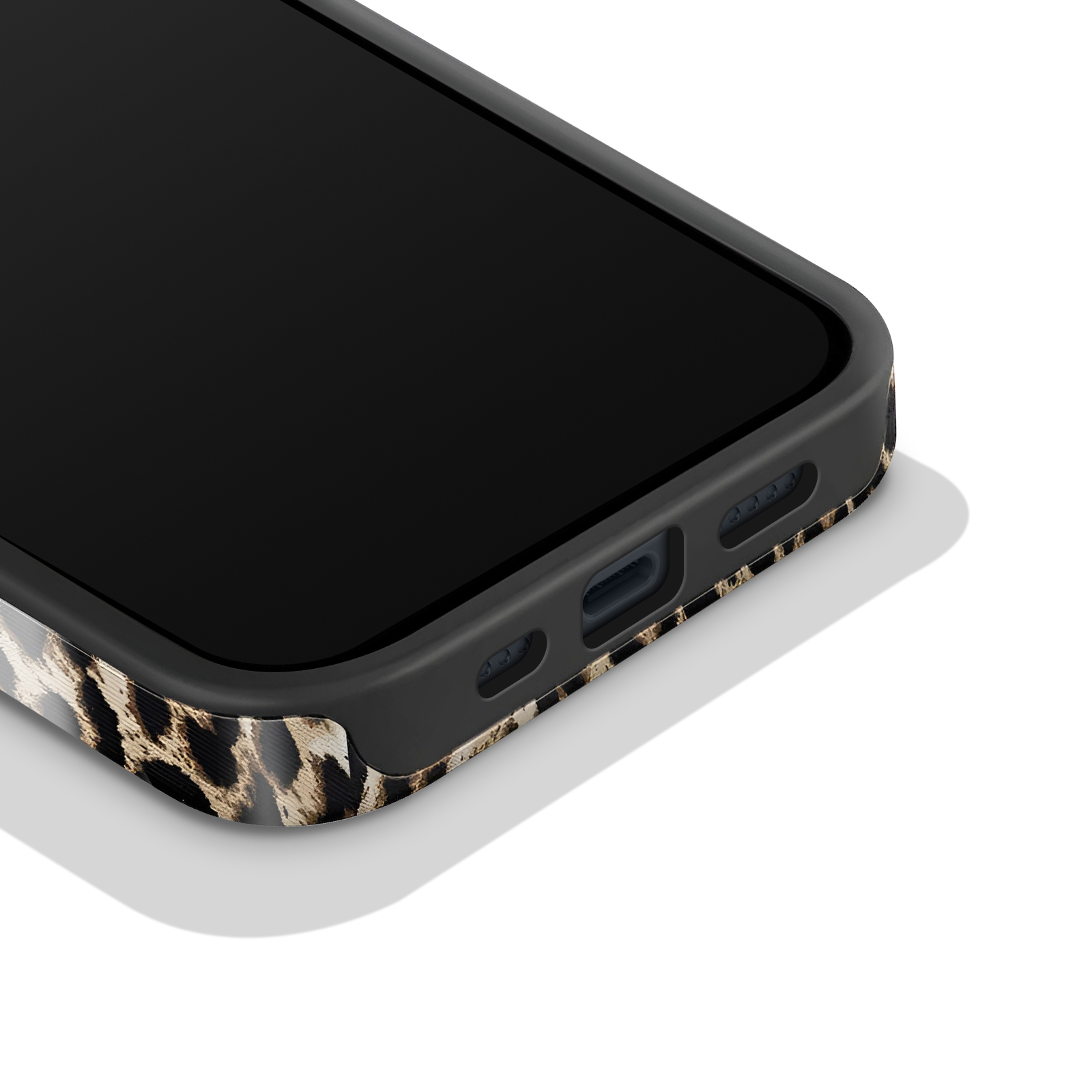 Close-up van een telefoonhoesje met een luipaardprint.