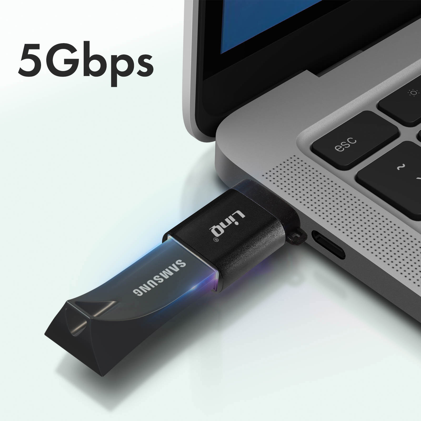 Un'unità USB nera è collegata a un laptop. Logo SAMSUNG. Viene visualizzato 5 Gbps.