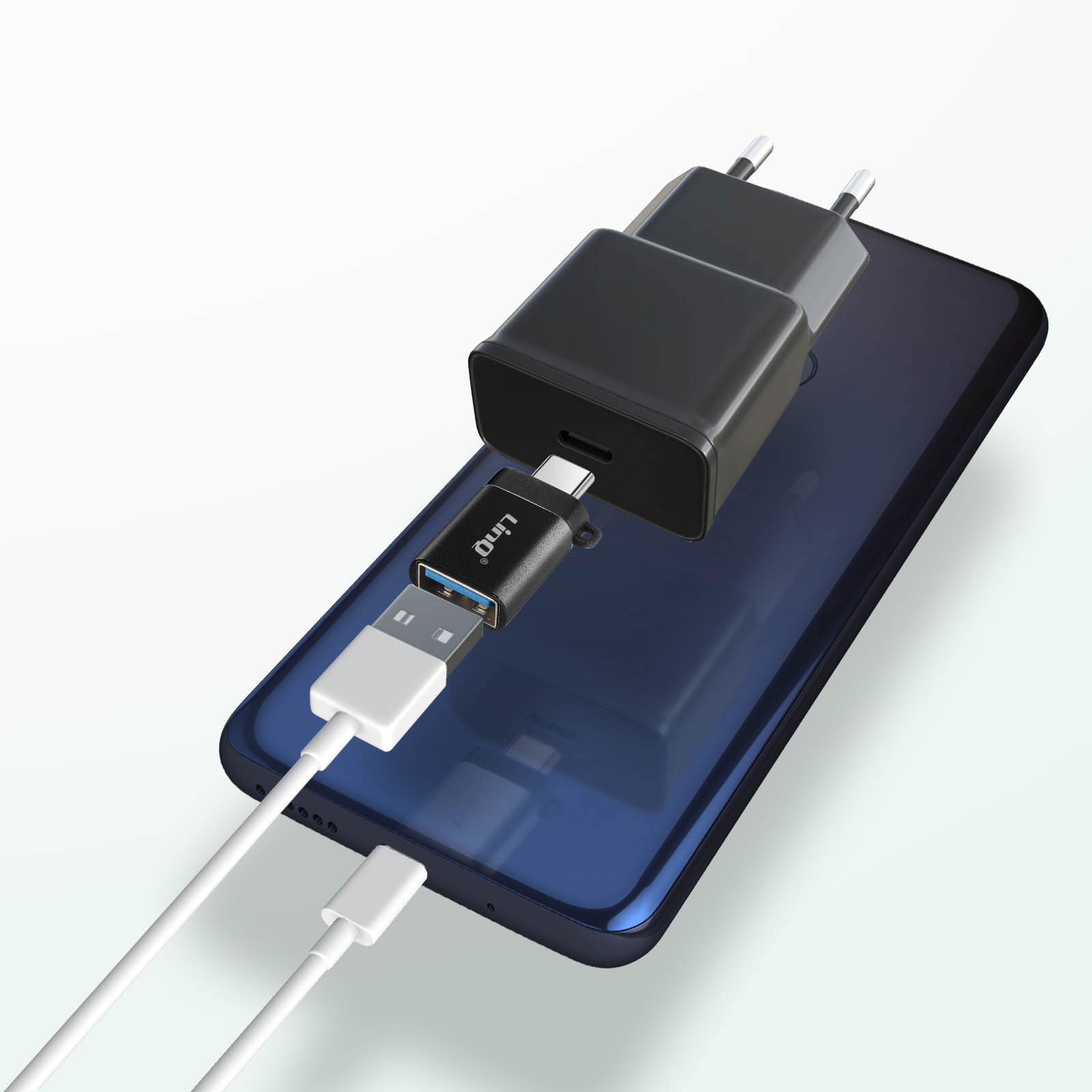 Adattatore USB-C nero collegato a un cavo bianco e a un telefono blu. È visibile un caricabatterie nero.