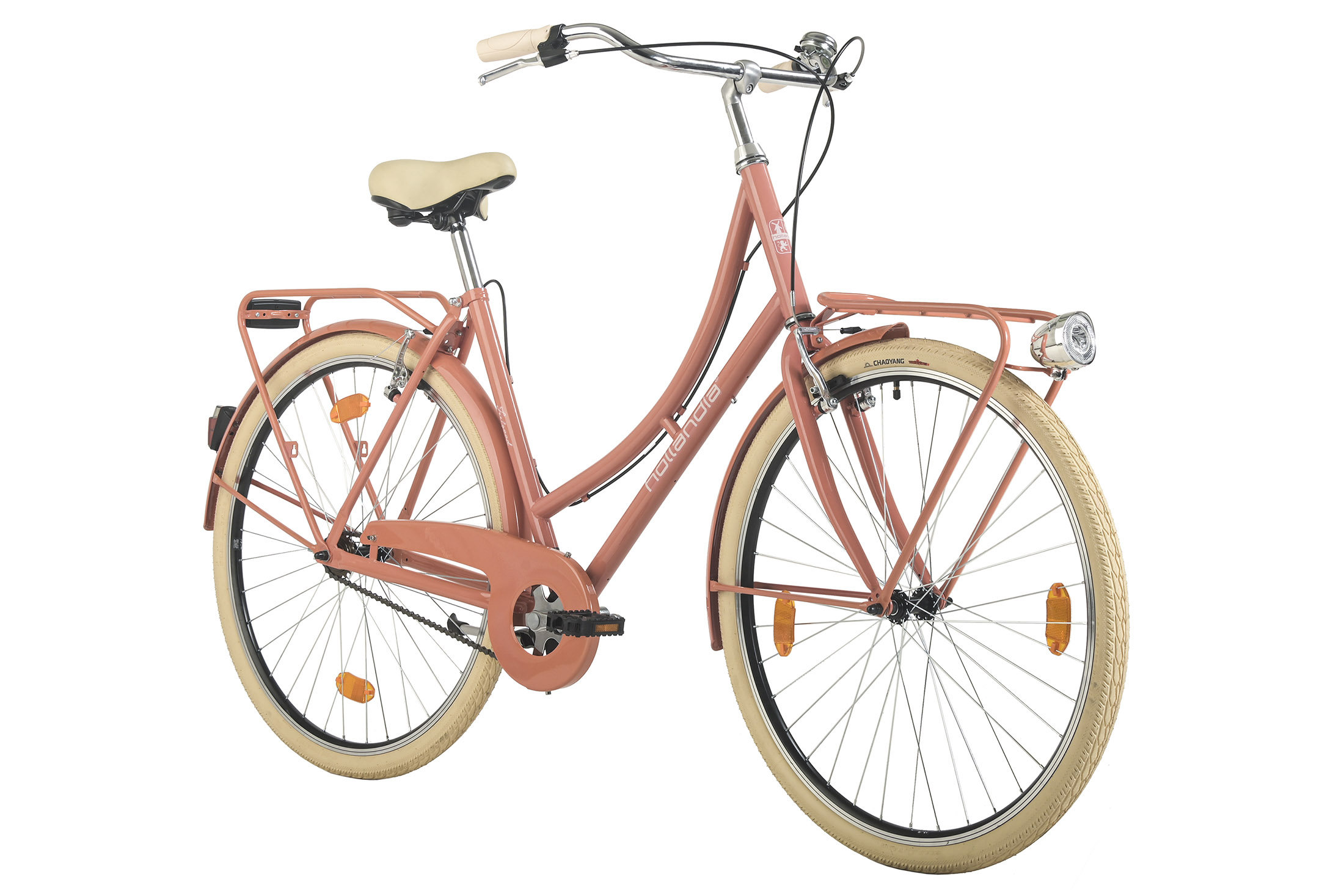Ein korallenfarbenes Fahrrad auf weißem Hintergrund. Es hat beigefarbene Reifen und einen Korb.