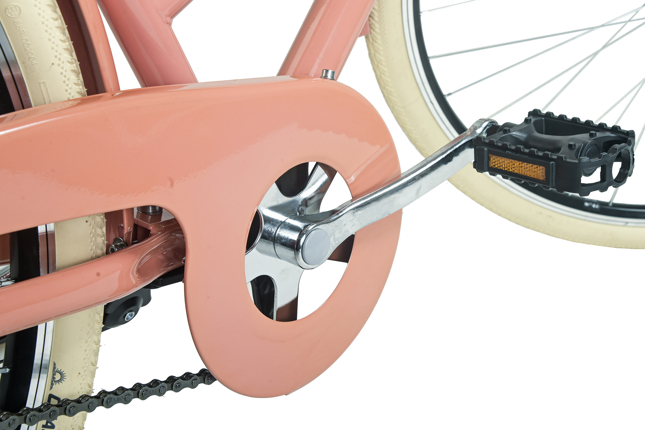 Nahaufnahme eines rosa Fahrradpedals und Kettenschutzes.