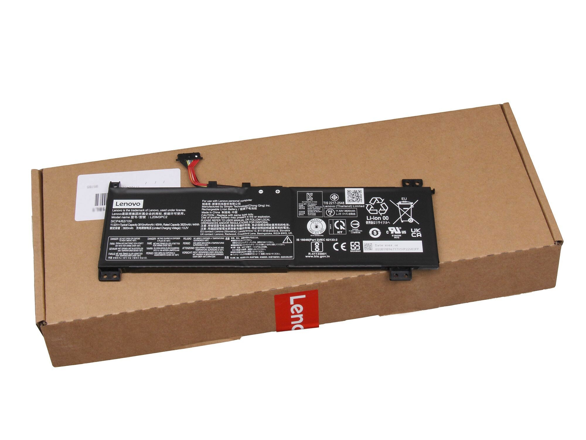 Lenovo Laptop-Akku auf einem Karton. Der Akku hat Etiketten mit Details. Weißer Hintergrund.