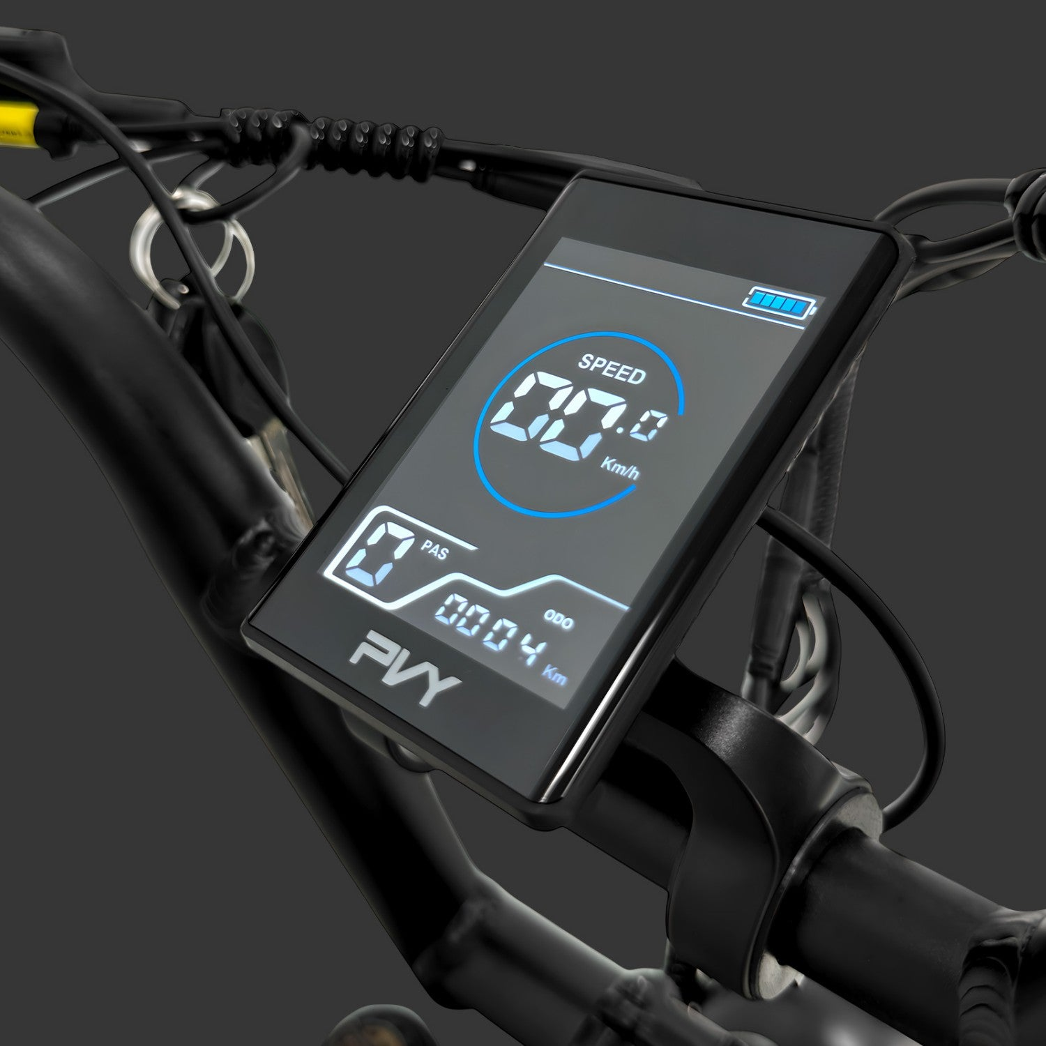 Primo piano del display della bici elettrica che mostra velocità e metriche.