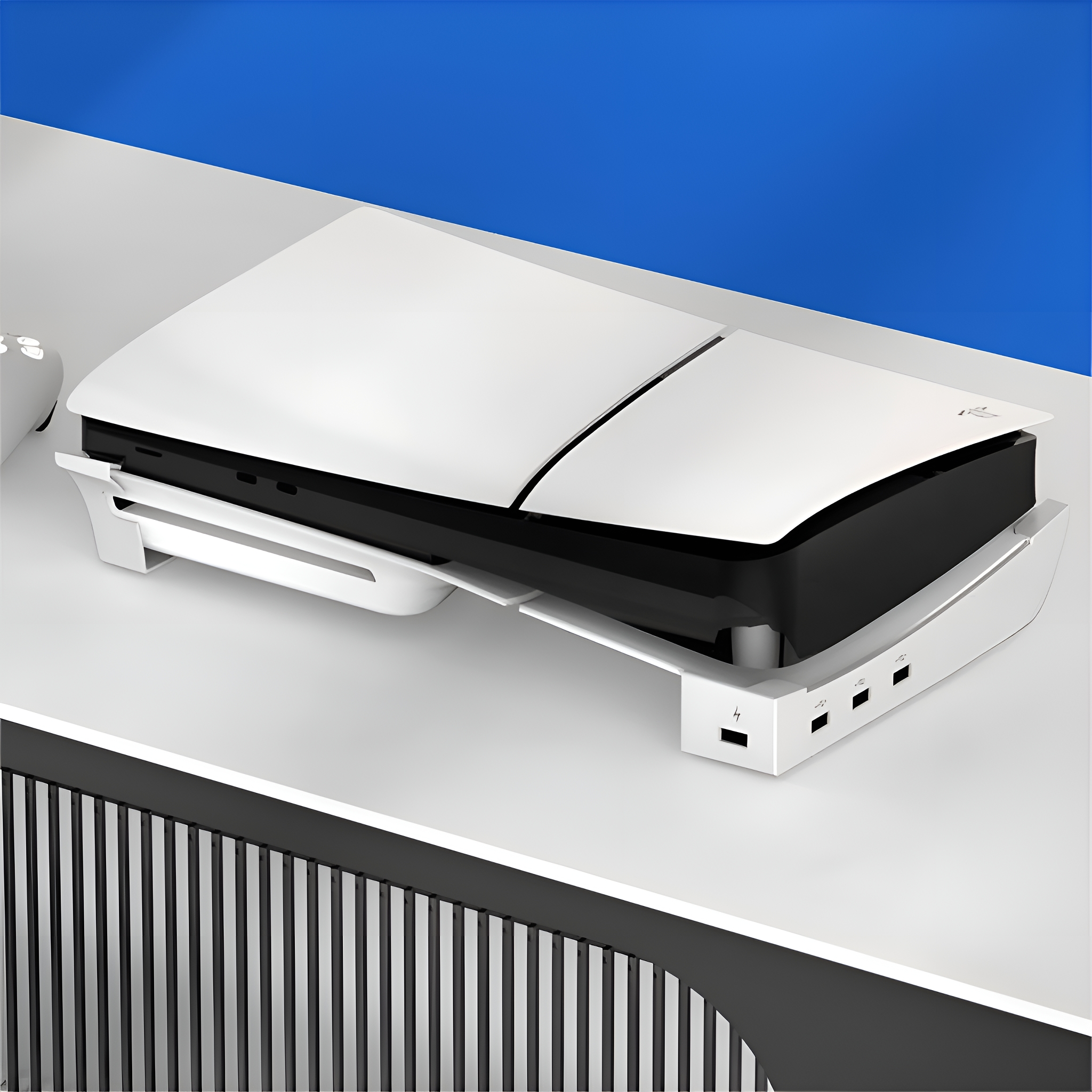 Weiße Playstation 5 Konsole auf weißer Oberfläche mit blauem Hintergrund.