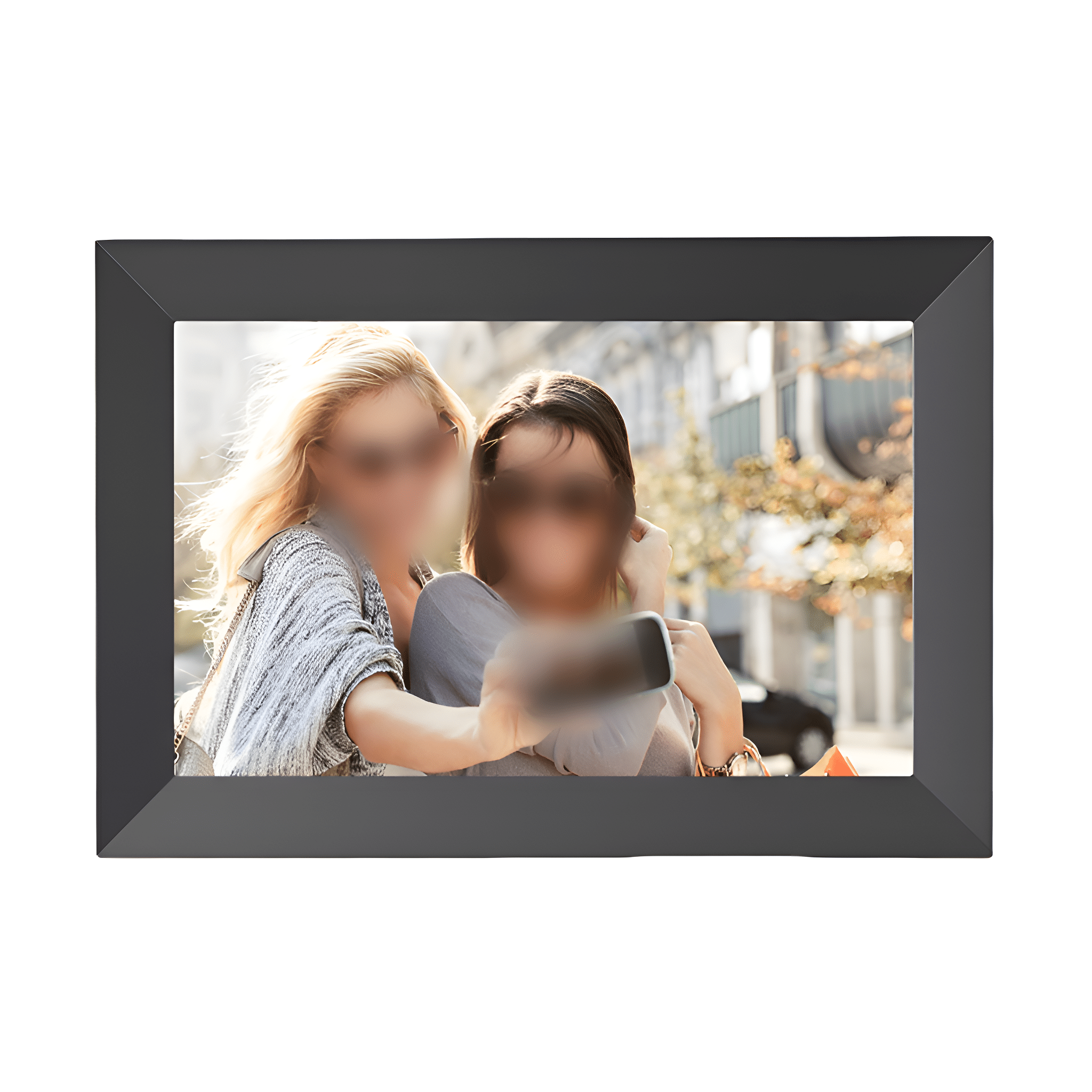 Zwei Personen, verschwommene Gesichter, machen ein Selfie, angezeigt in einem schwarzen Fotorahmen vor Stadtkulisse.