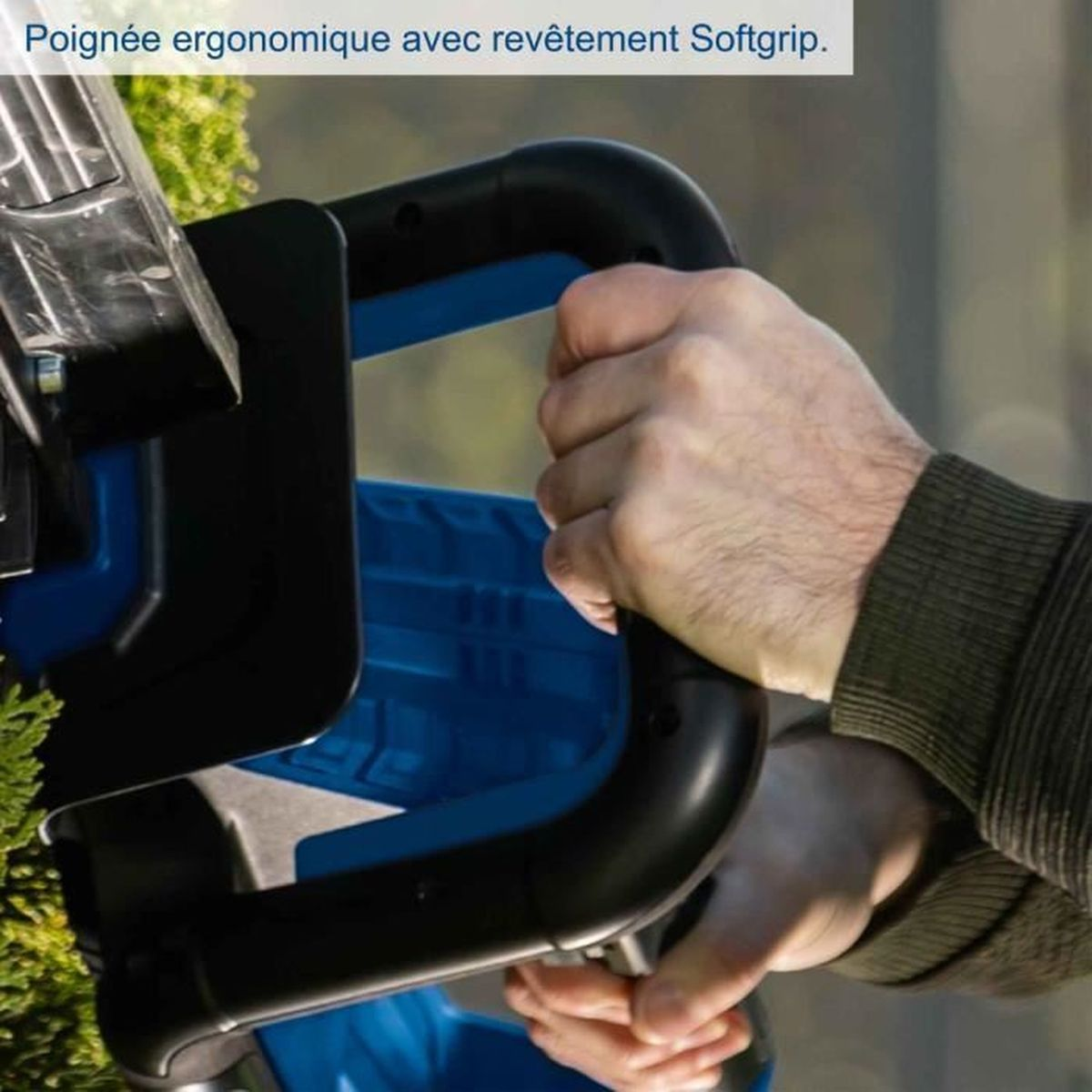 Nahaufnahme von Händen, die eine blaue und schwarze elektrische Heckenschere halten. Text: ergonomischer Griff.