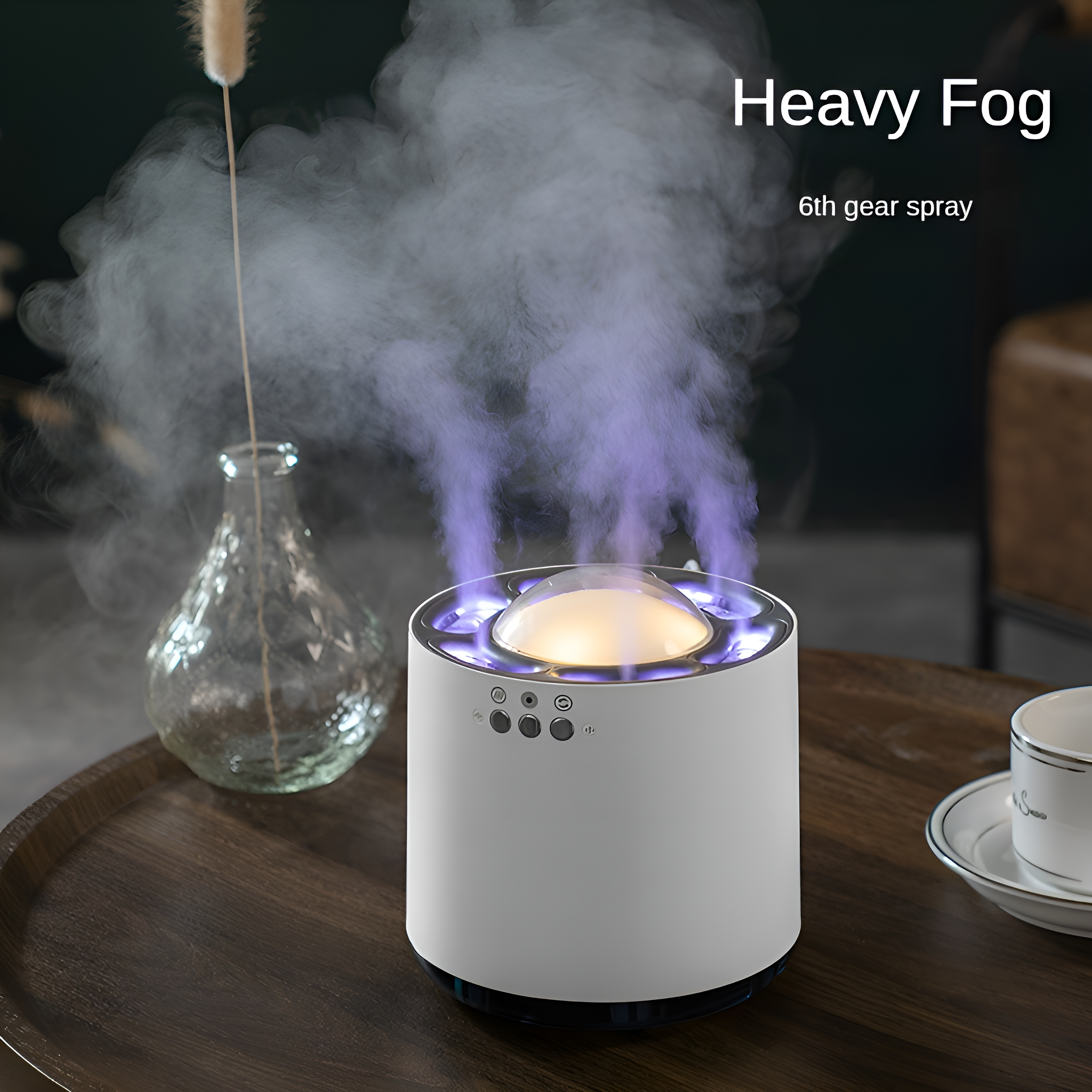 Weißer und silberner Luftbefeuchter, der Nebel auf einem Holztisch abgibt.