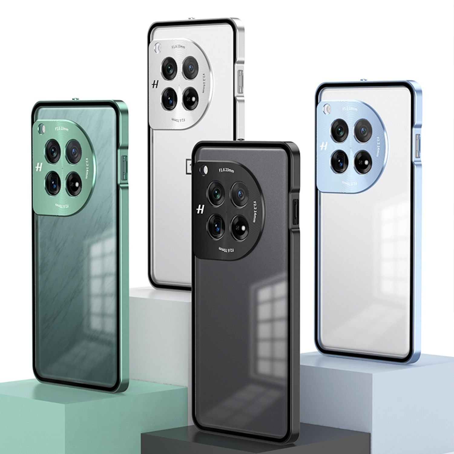Vier Handyhüllen. Grün, weiß, schwarz und blau. Jede hat ein Handydesign.