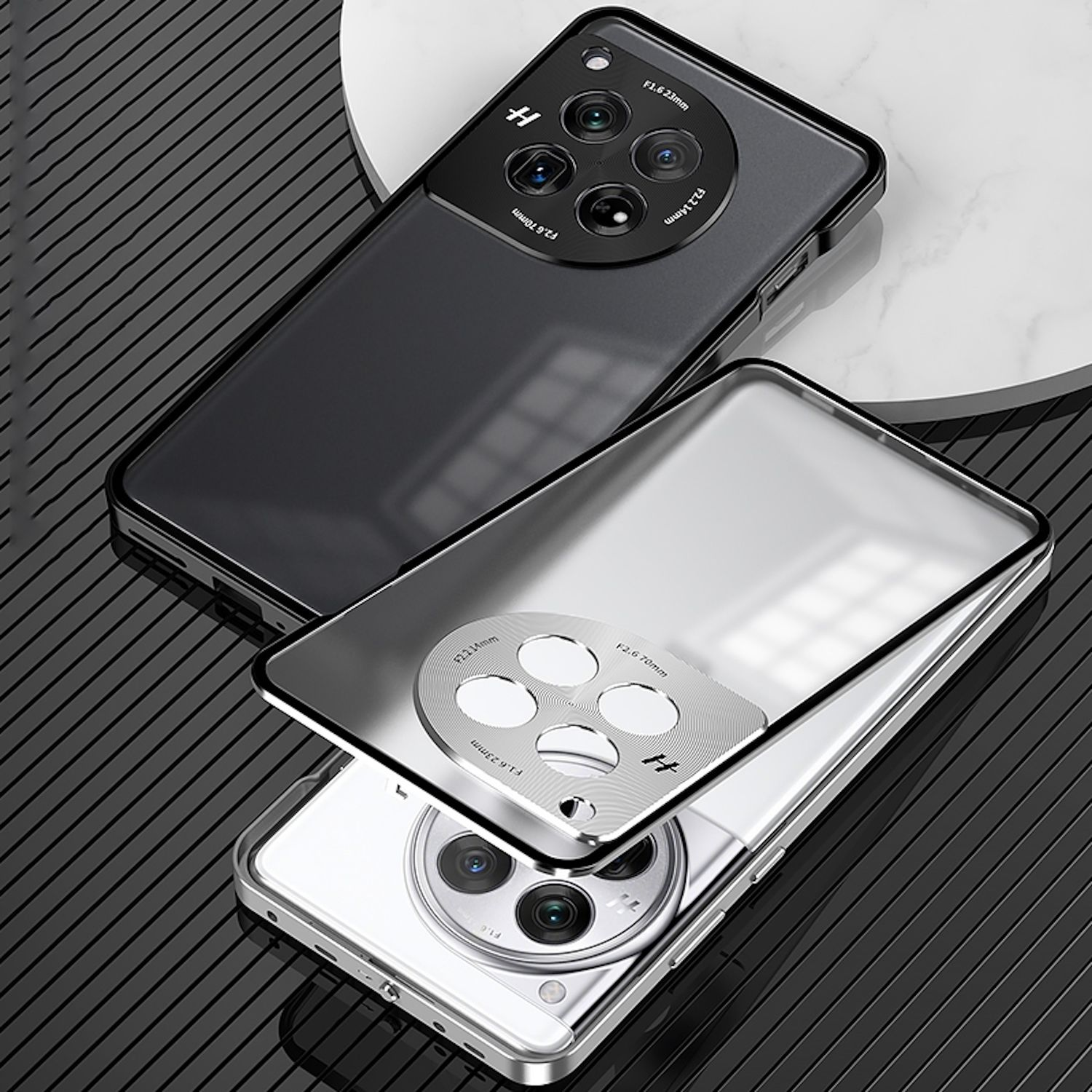 Zwei Handyhüllen. Eine schwarz, eine klar. Beide haben Kameraausschnitte und ein schlankes Design.