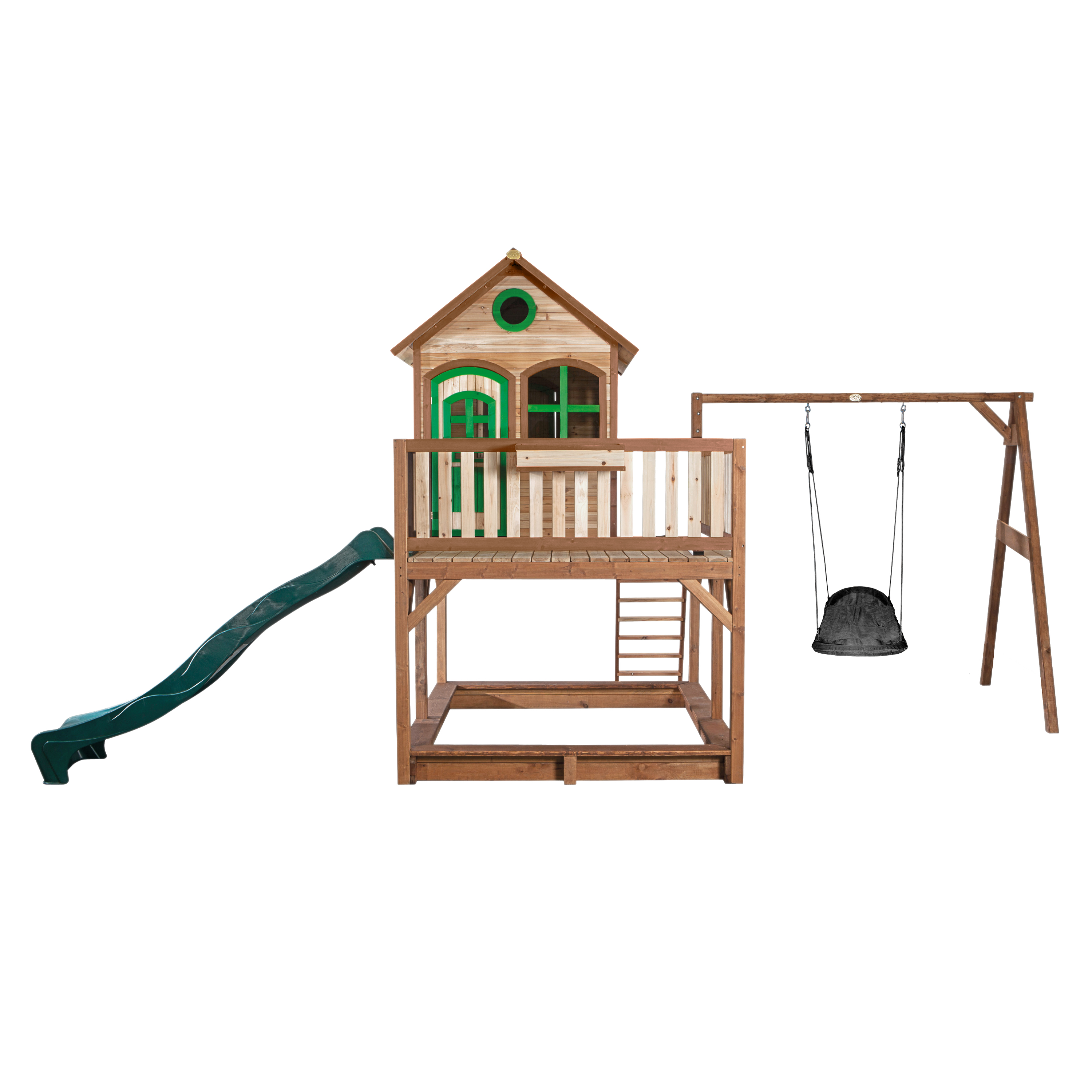 Spielplatz aus Holz mit Haus, Rutsche, Leiter und Schaukeln. Braun, grün und Holzfarben sind sichtbar.