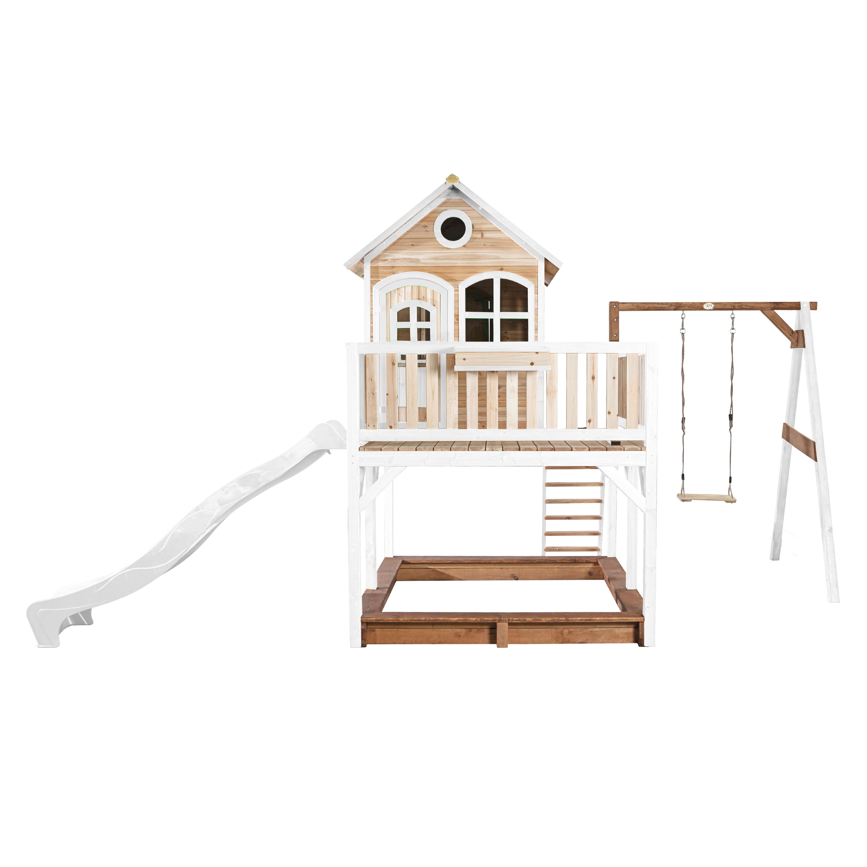 Spielhaus aus Holz mit Rutsche, Schaukel und Sandkasten auf weißem Hintergrund.